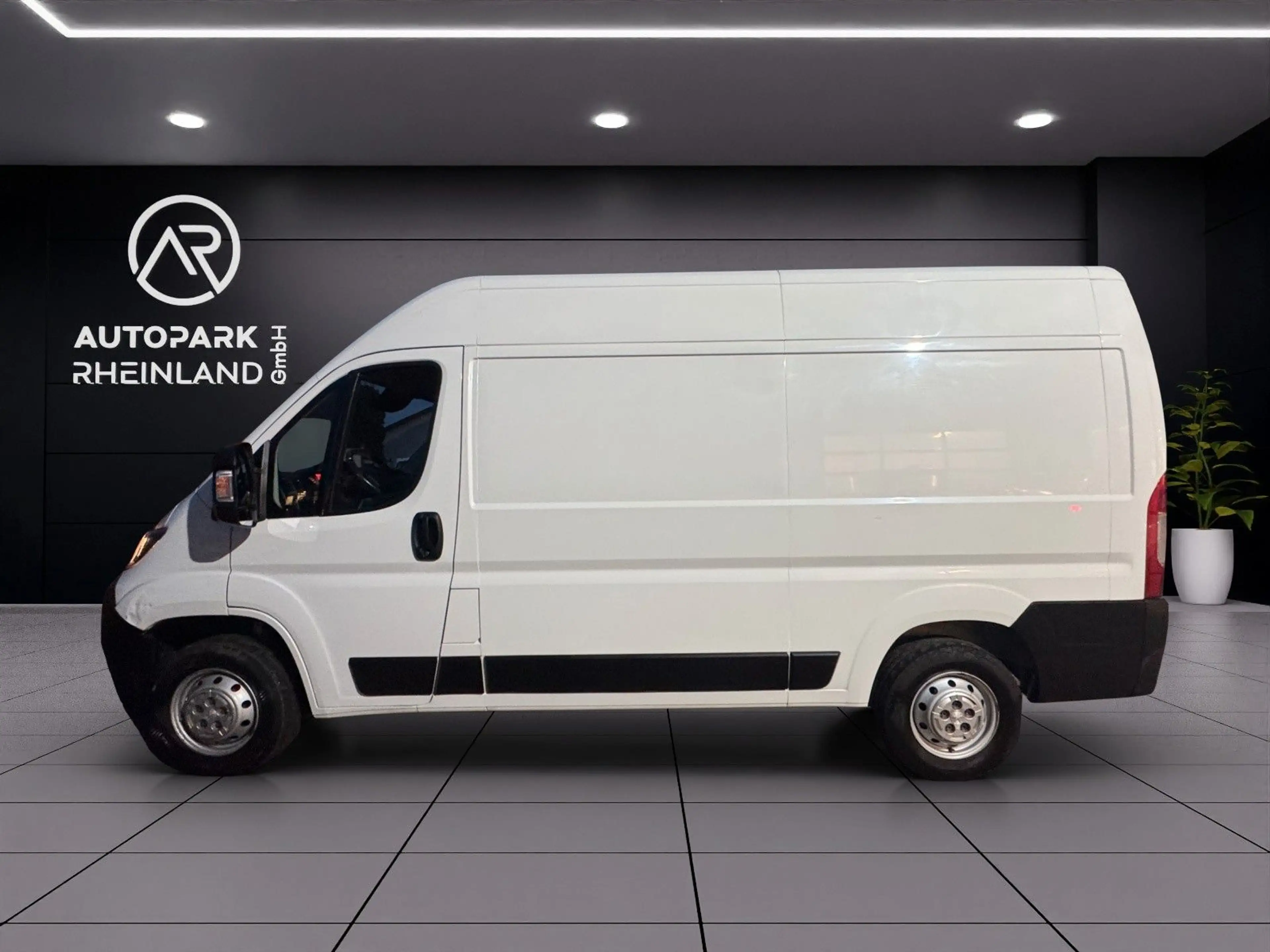 Peugeot Boxer Kasten Hochraum 330 L2H2 Pro BlueHDi 140 S