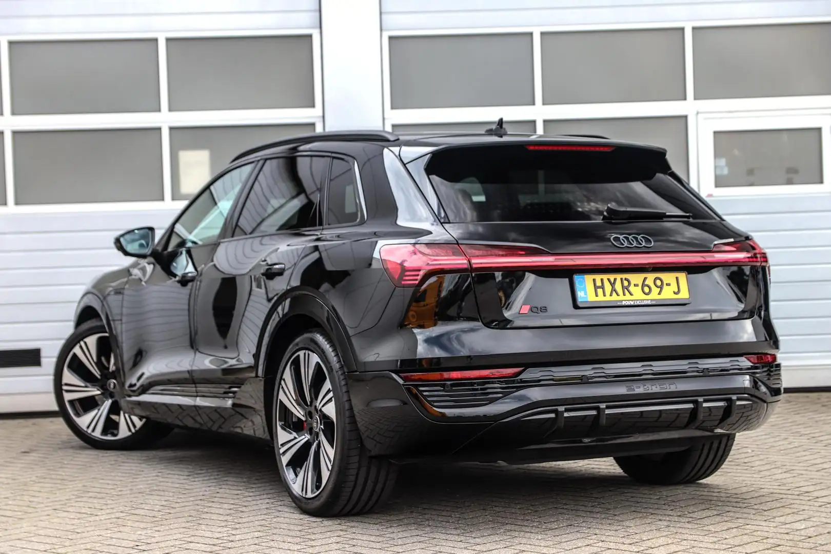 Audi Q8 e-tron 55 quattro 408pk S-Line Competition 115 kWh | Trek Zwart - 2