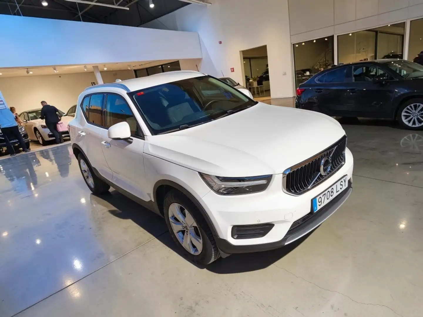 Volvo XC40 T2 Momentum Aut. Blanco - 2