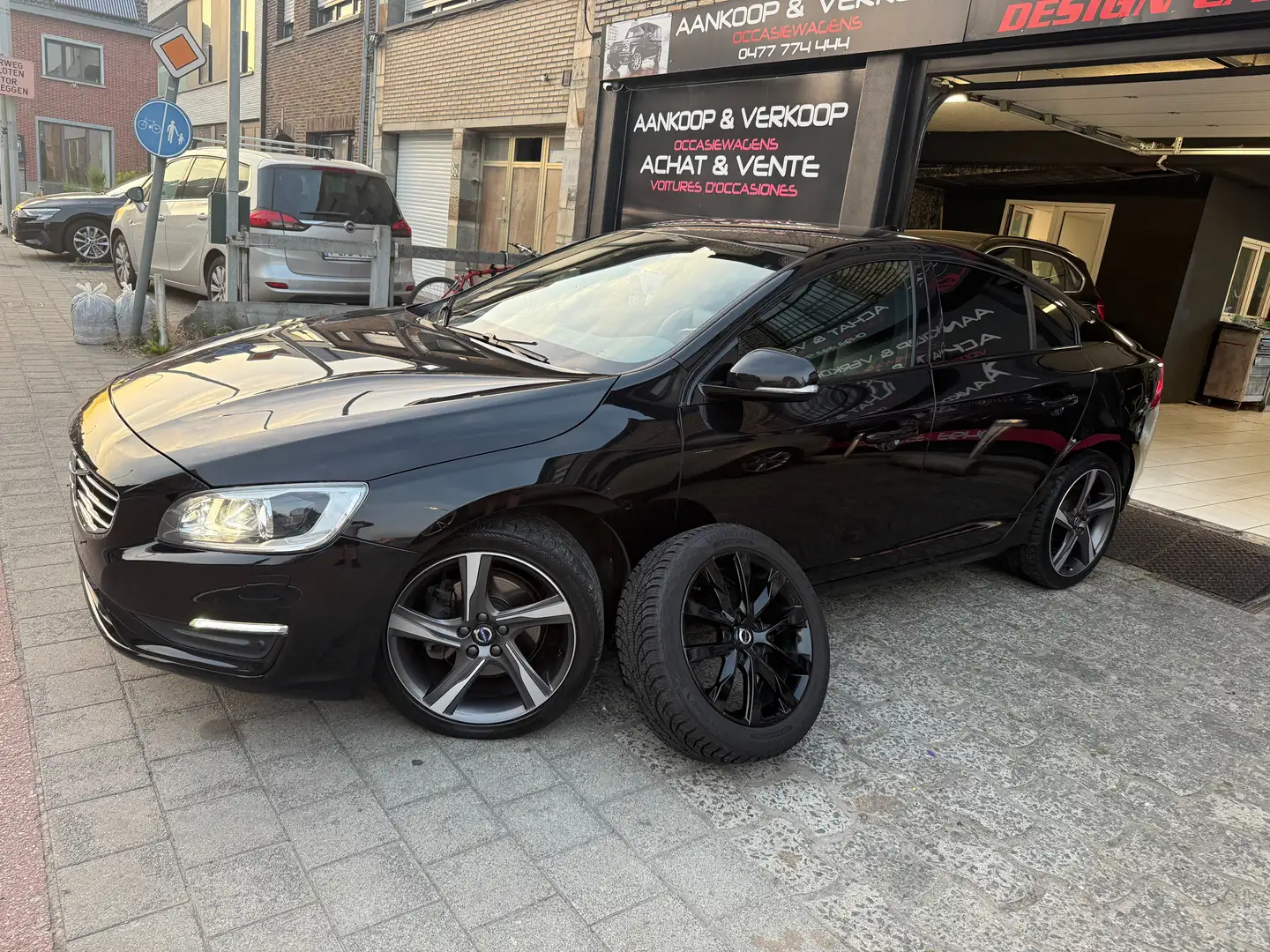 Volvo S60 2.0 D3 Eco Summum Geartronic Xenon Cuir Navigation Zwart - 1
