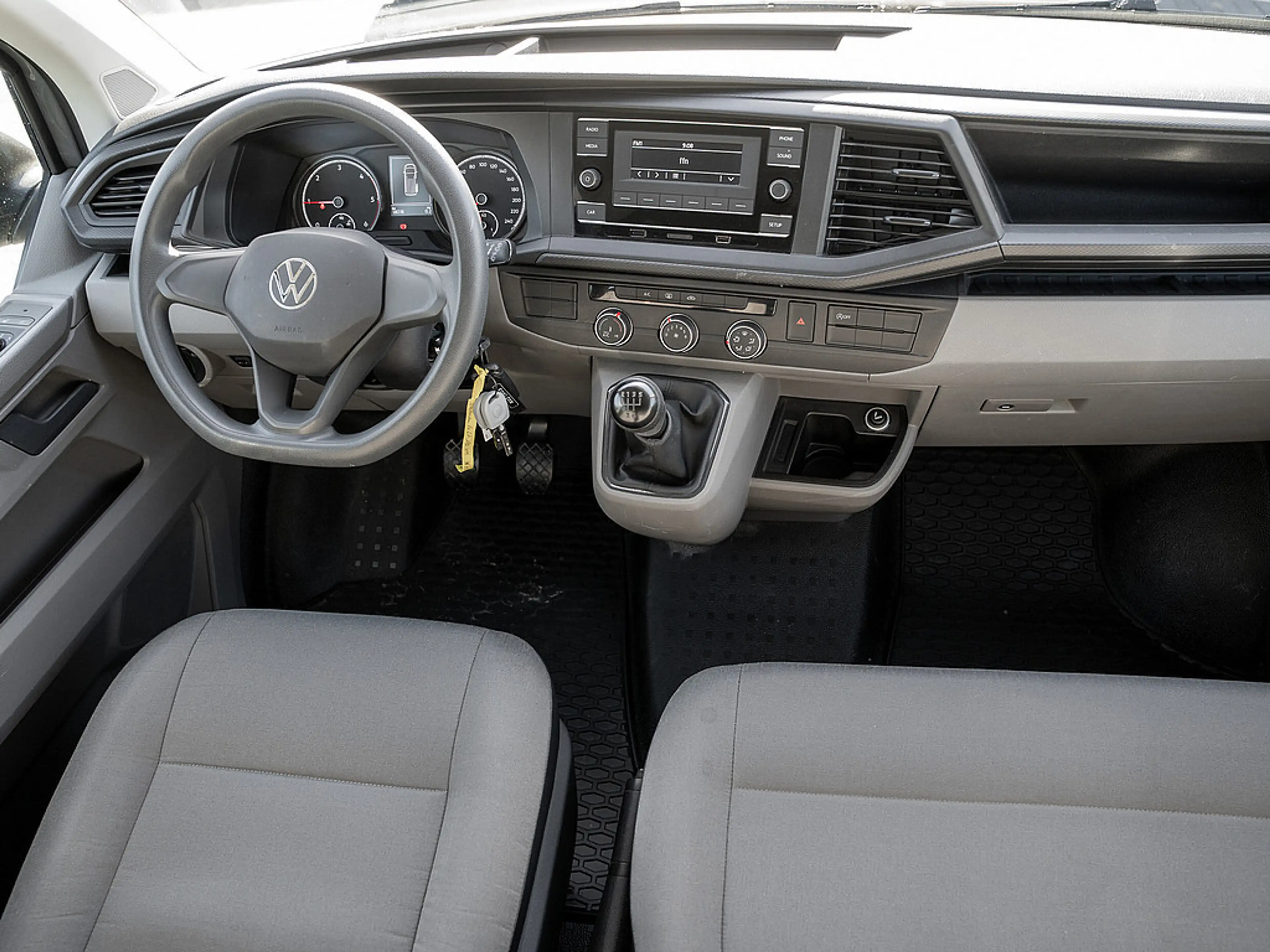 Volkswagen T6.1 Transporter Kombi 2.0 TDI FWD AHK KLIMA — photo 6