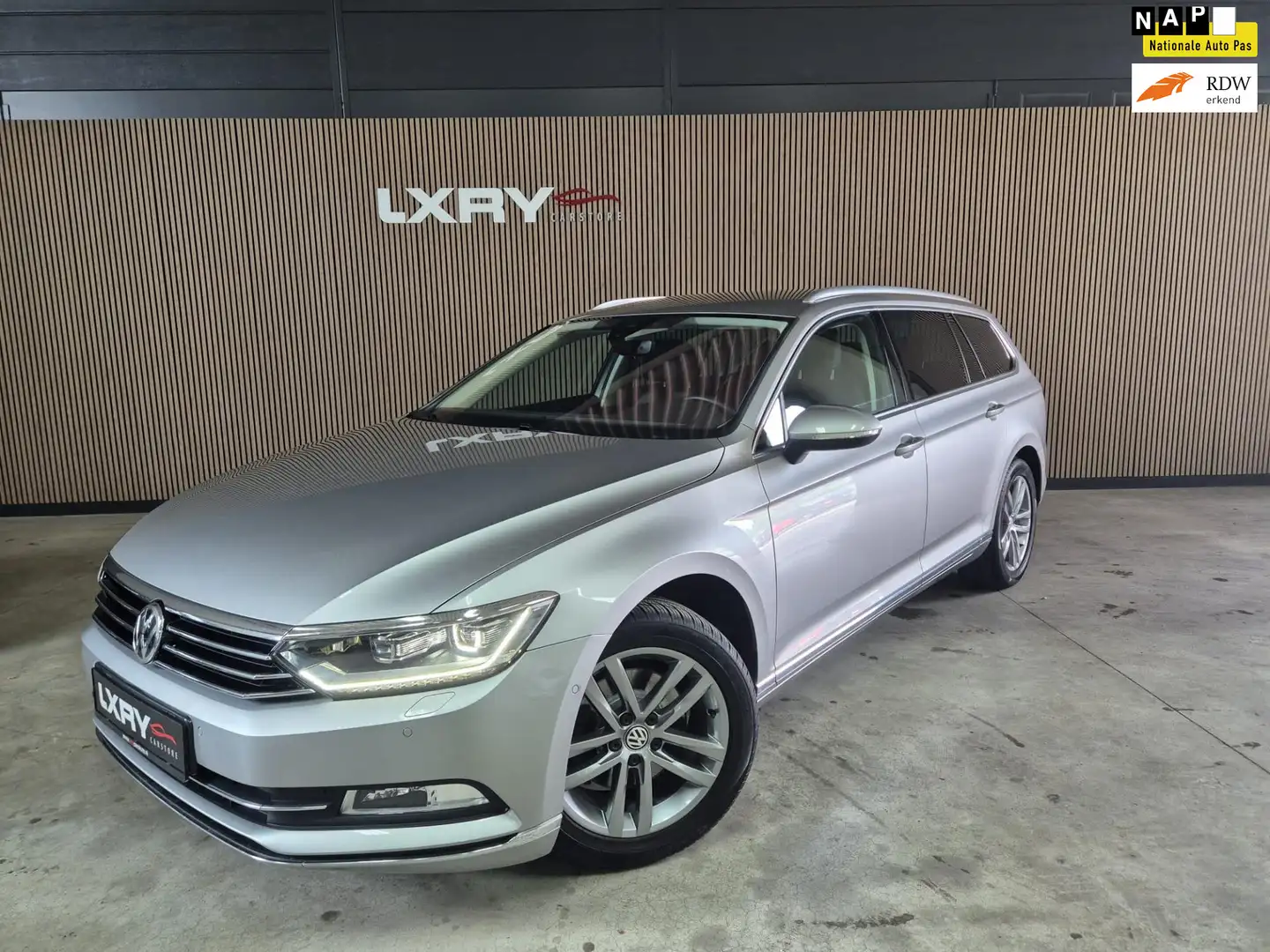 Volkswagen Passat Variant 1.8 TFSI Highline 180PK | Navi | Clima | Camera | Grijs - 1