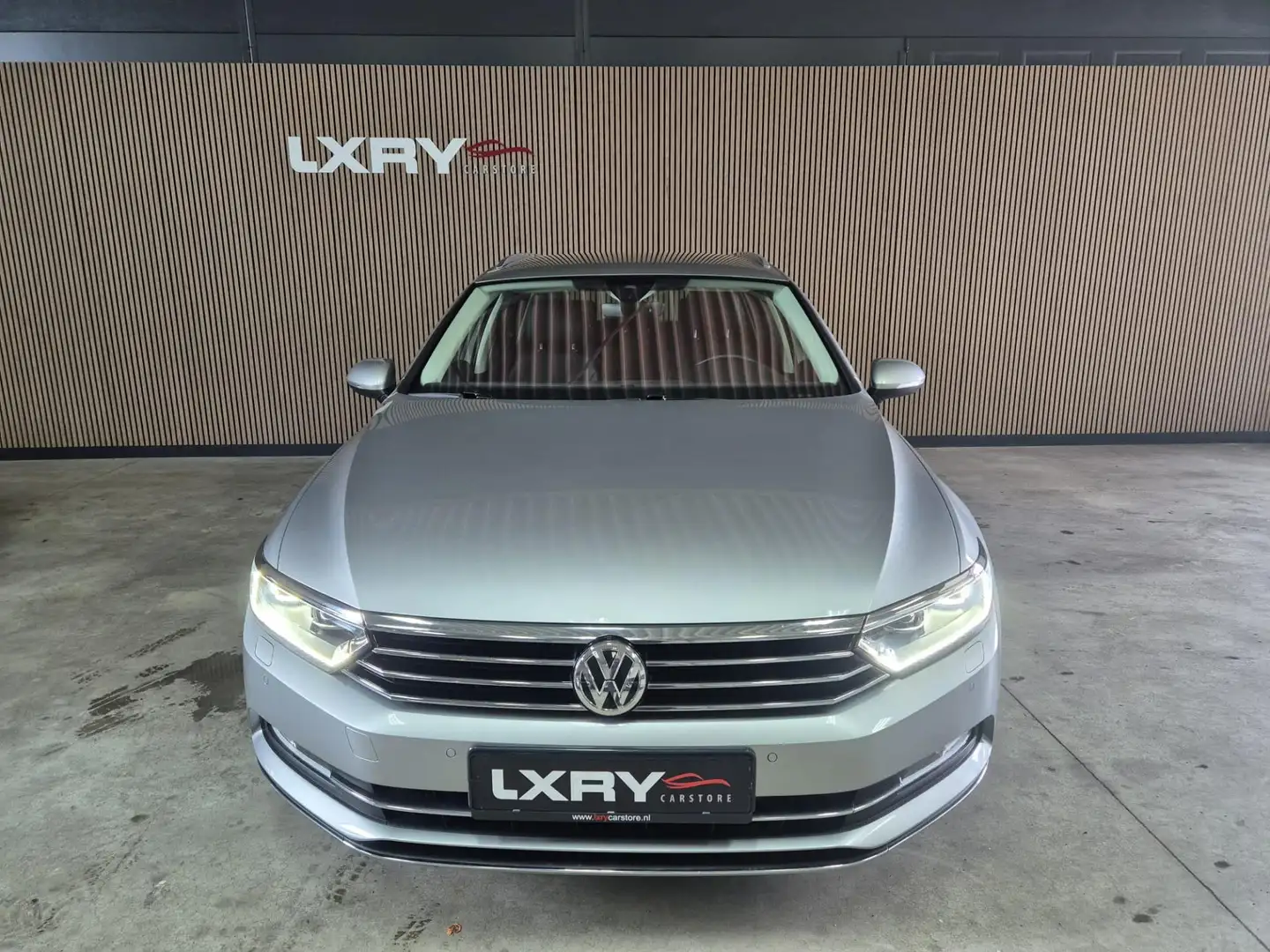 Volkswagen Passat Variant 1.8 TFSI Highline 180PK | Navi | Clima | Camera | Grijs - 2