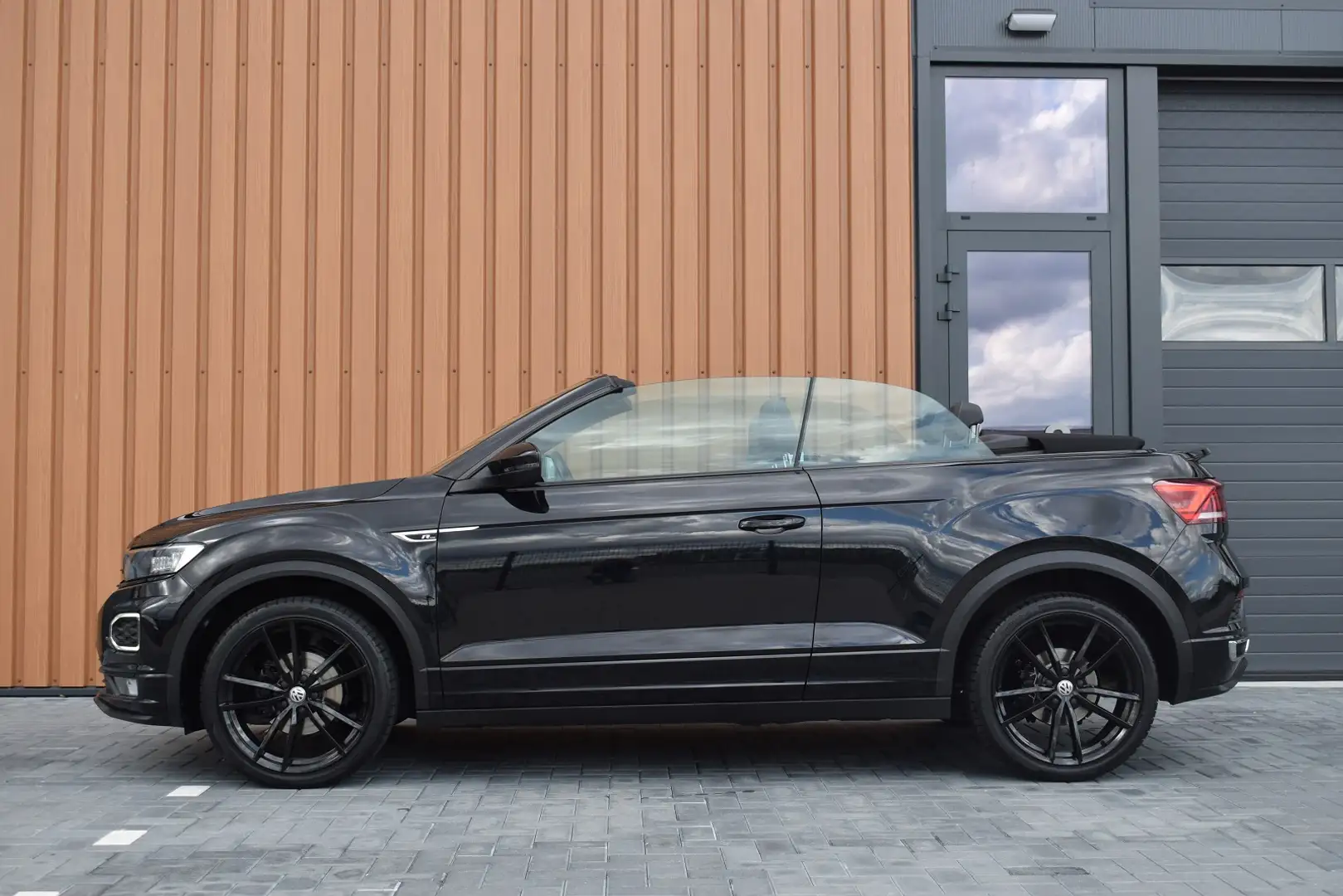 Volkswagen T-Roc Cabrio 1.5 TSI 150pk DSG R-Line Zwart - 2