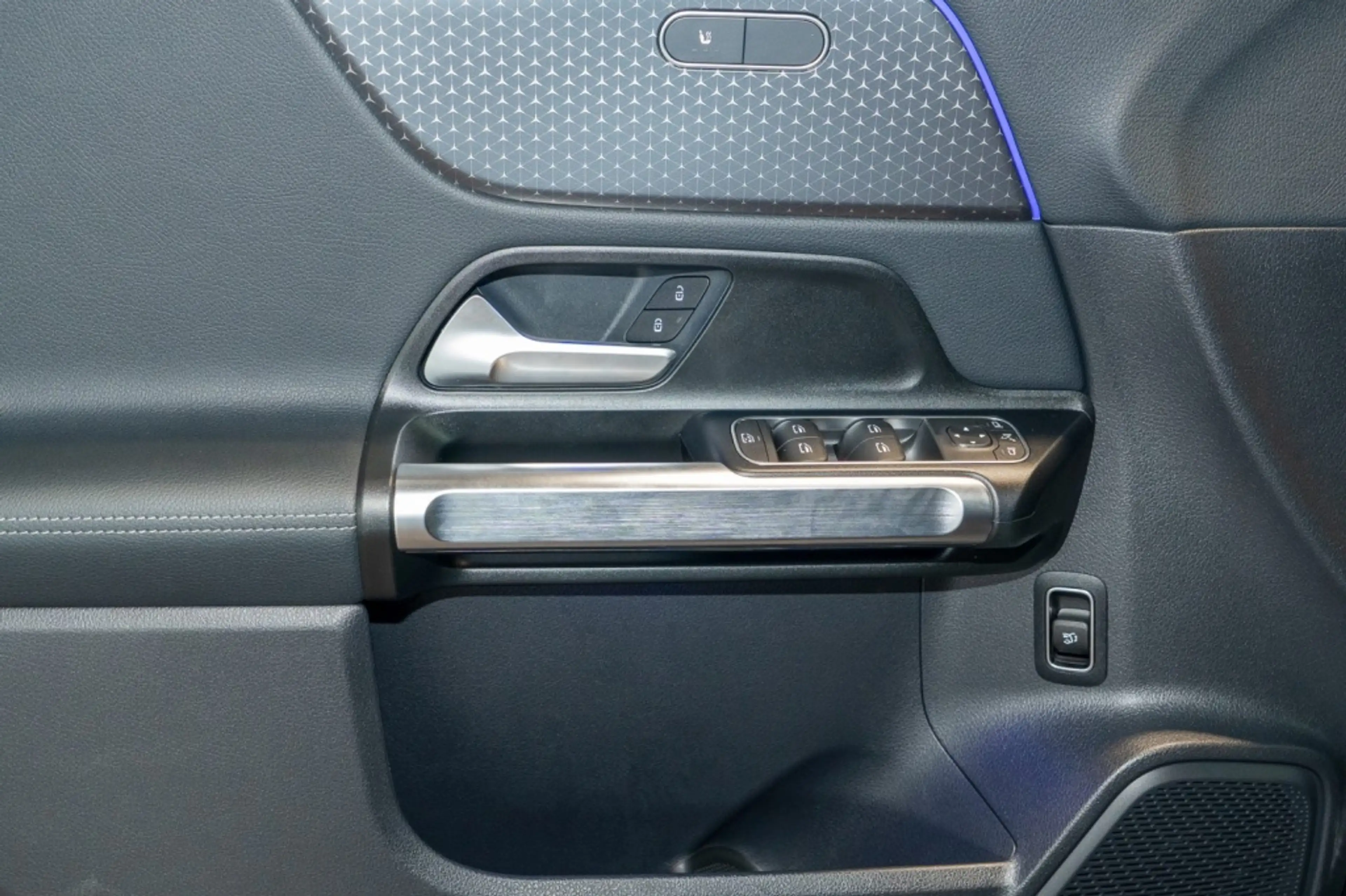 Mercedes-Benz EQB 300 4M *Progressive Pano LED Kam 360° Winter — photo 11