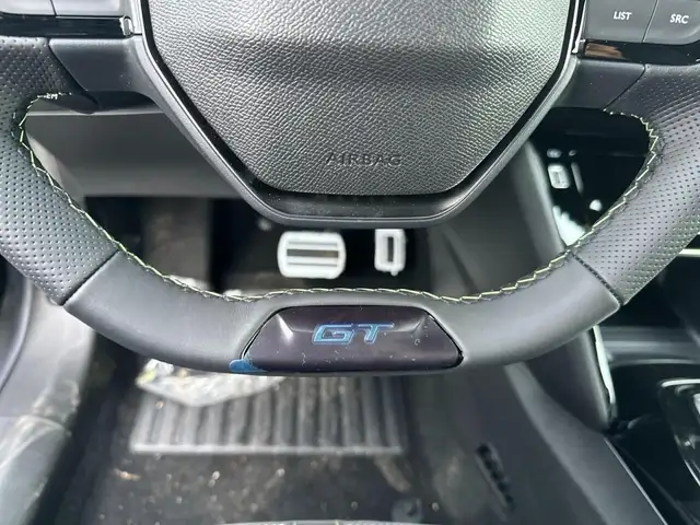 Peugeot 208 view 11