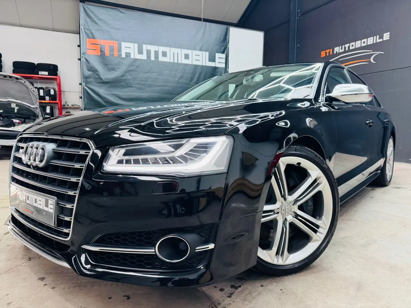 Audi S8 Чёрный - 1
