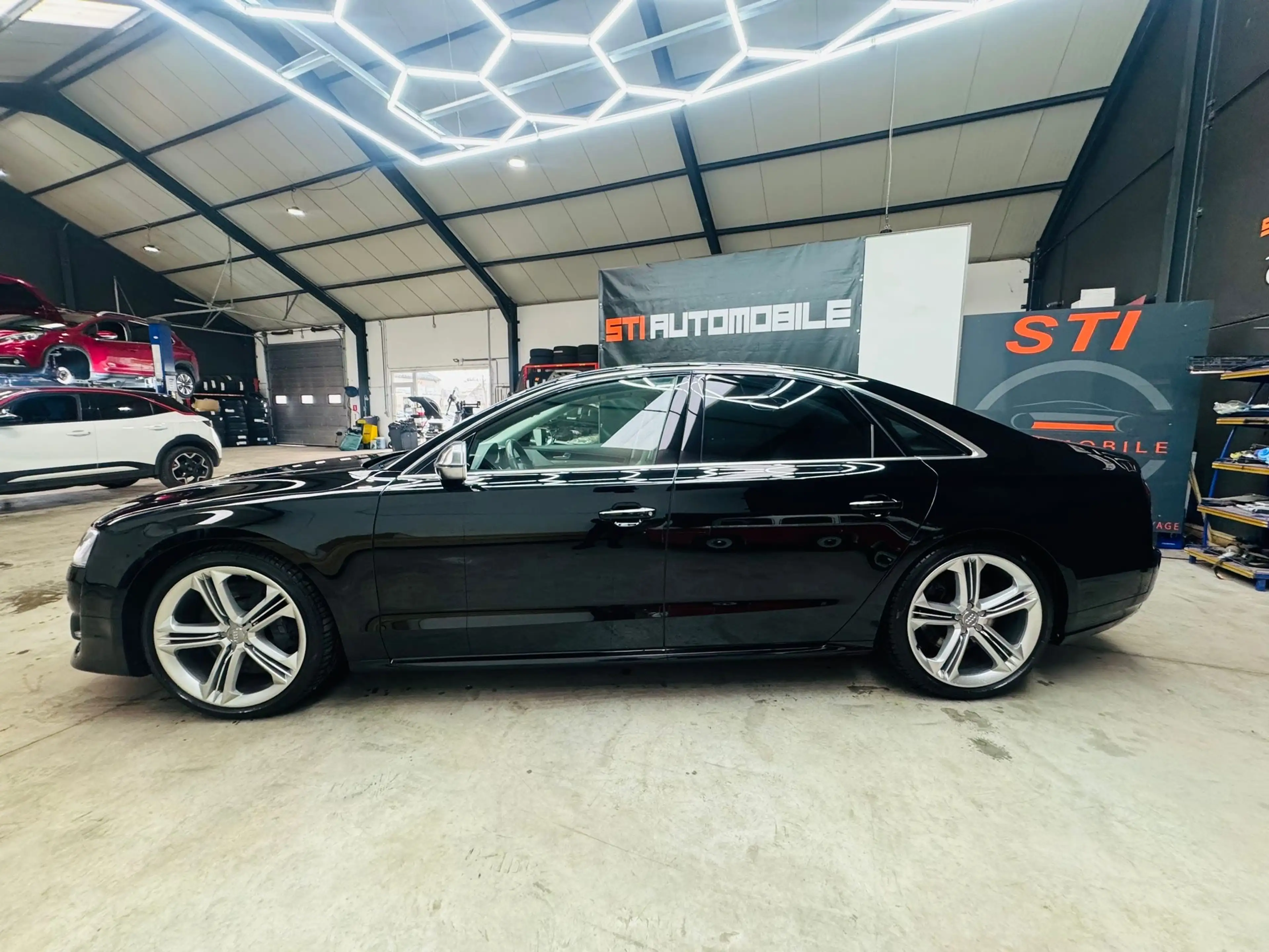 Audi S8 — photo 5