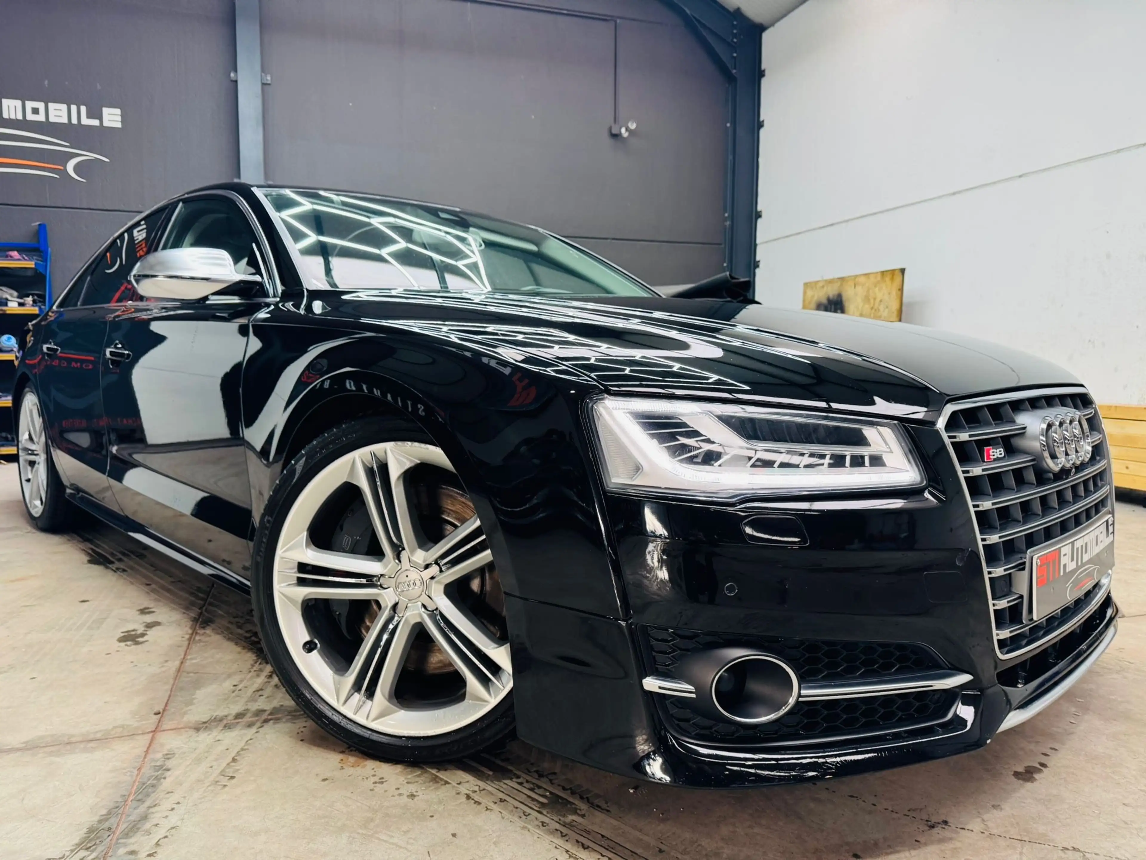 Audi S8 — photo 3