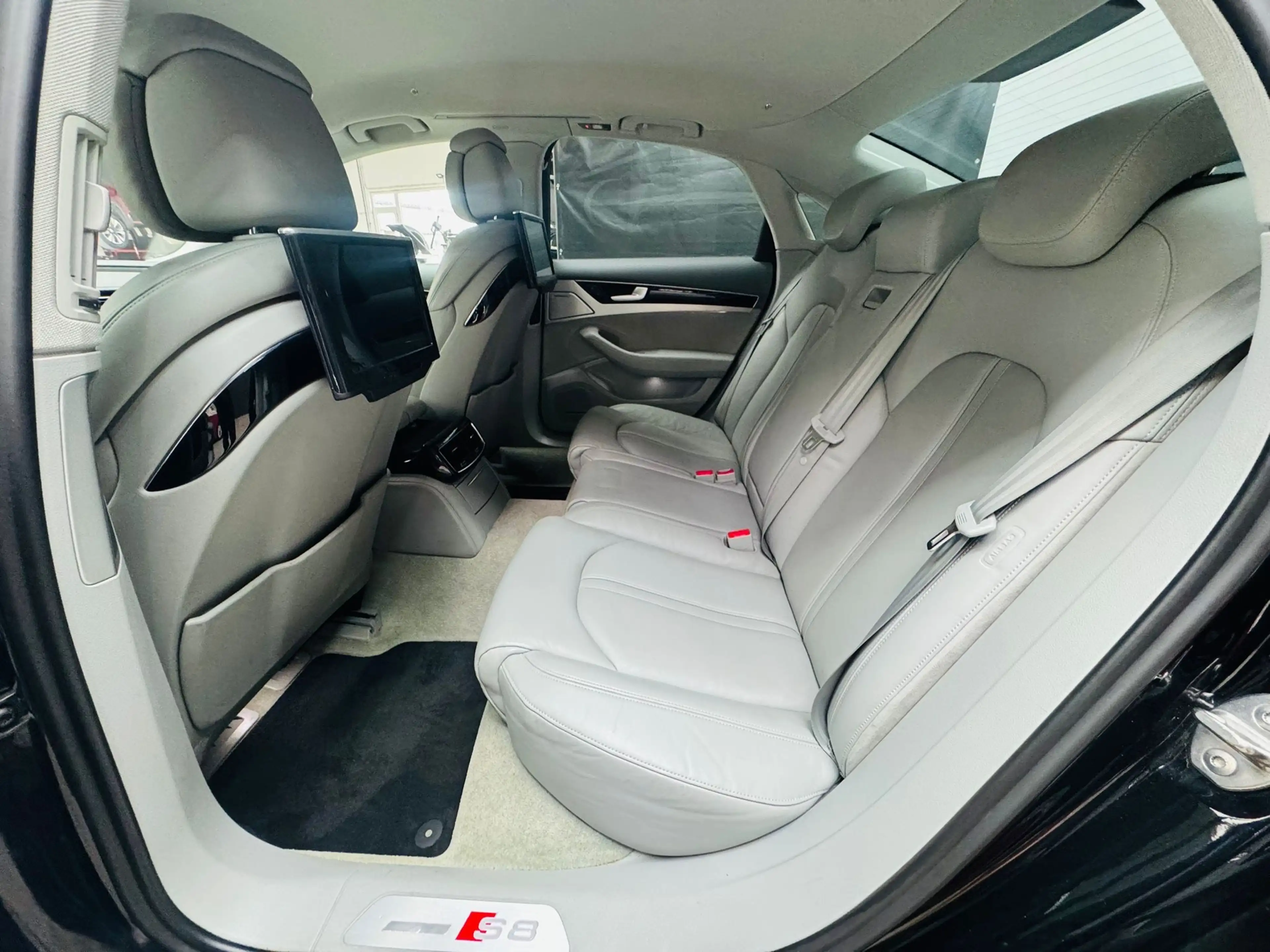 Audi S8 — photo 13