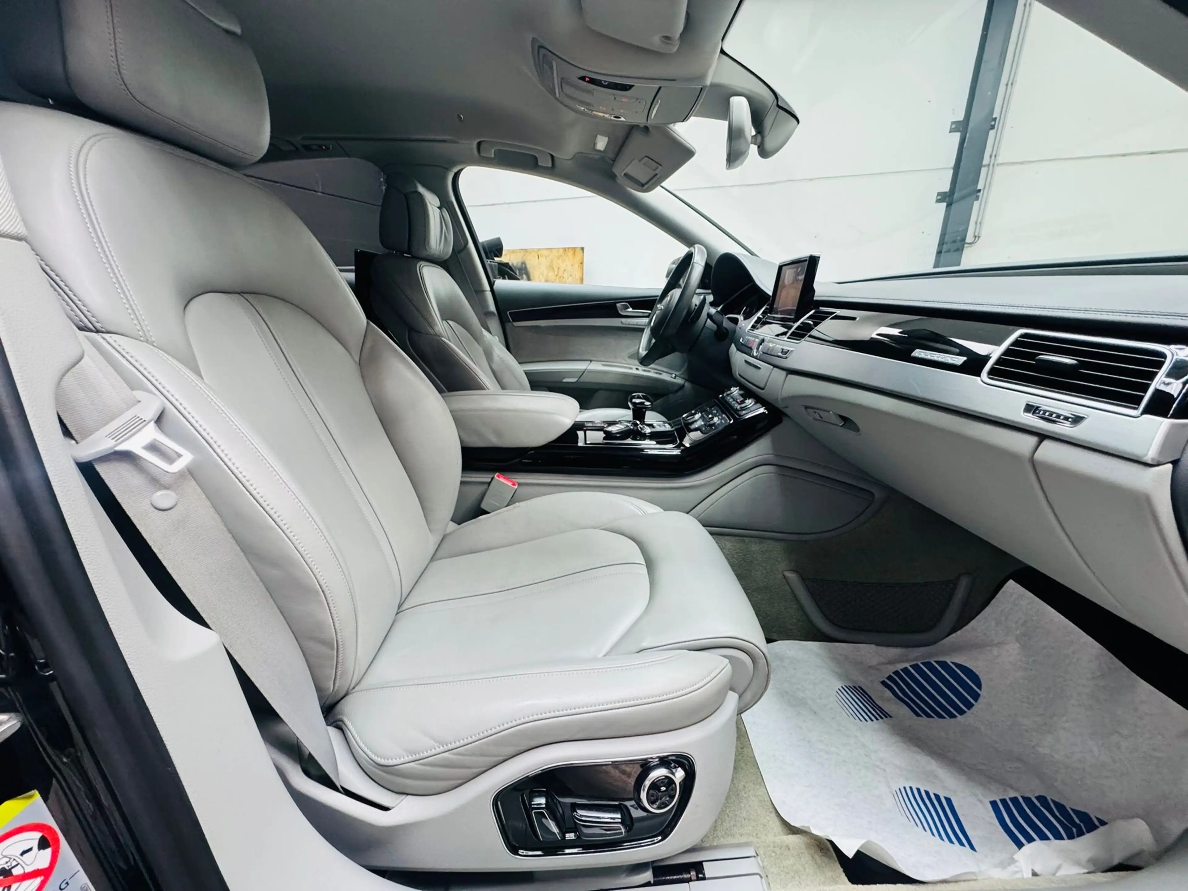 Audi S8 — photo 10