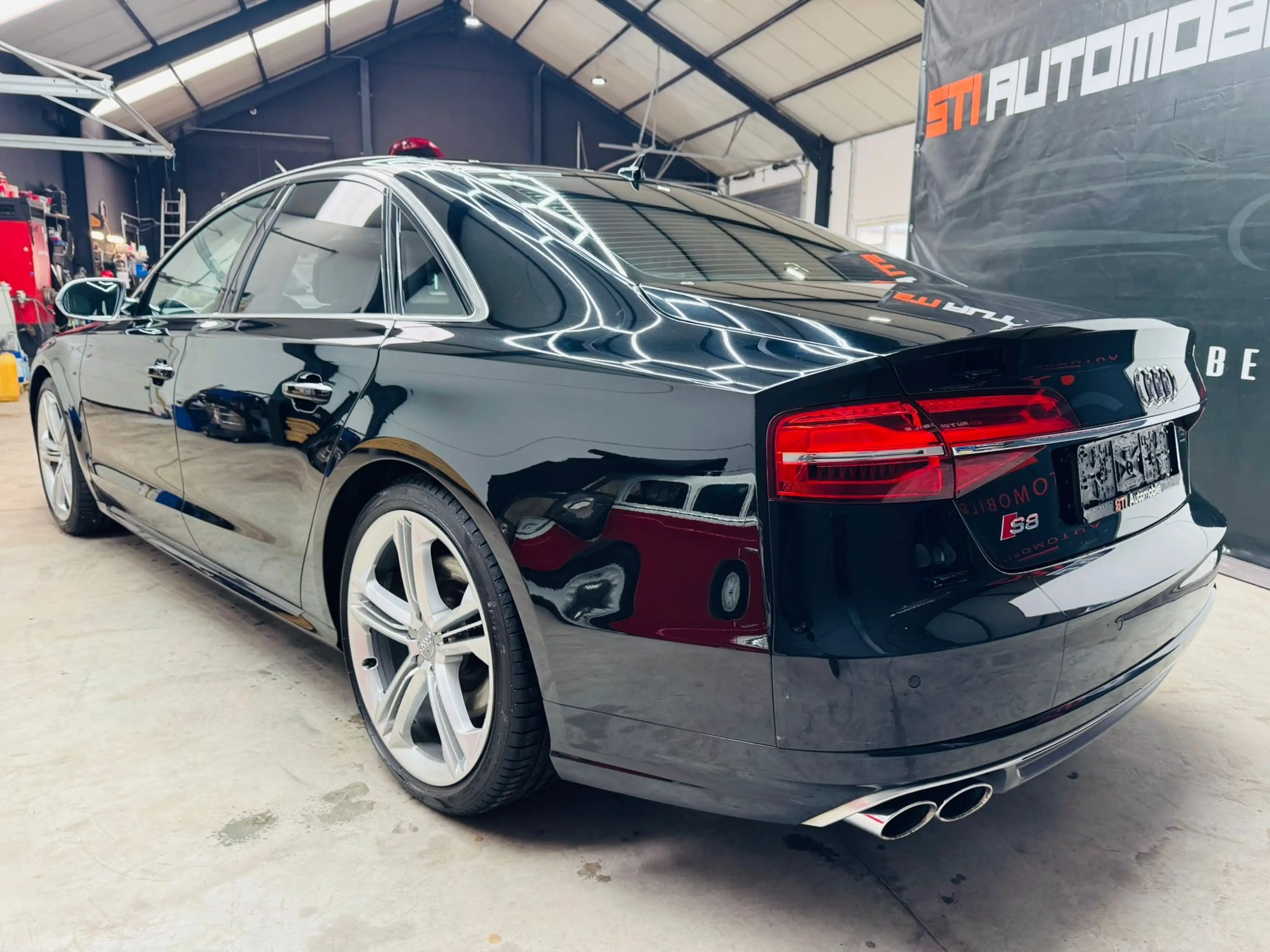 Audi S8 — photo 6