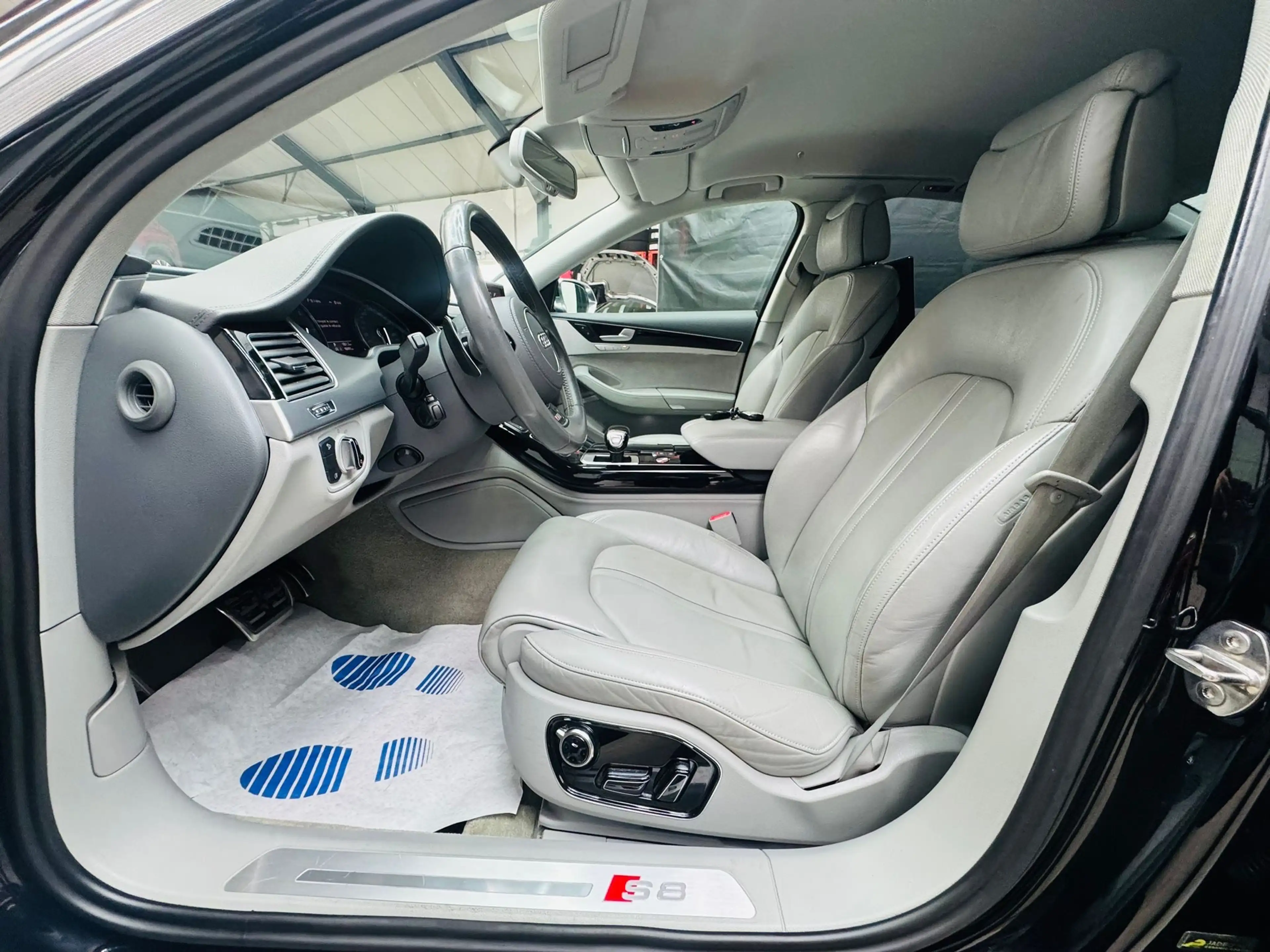 Audi S8 — photo 15