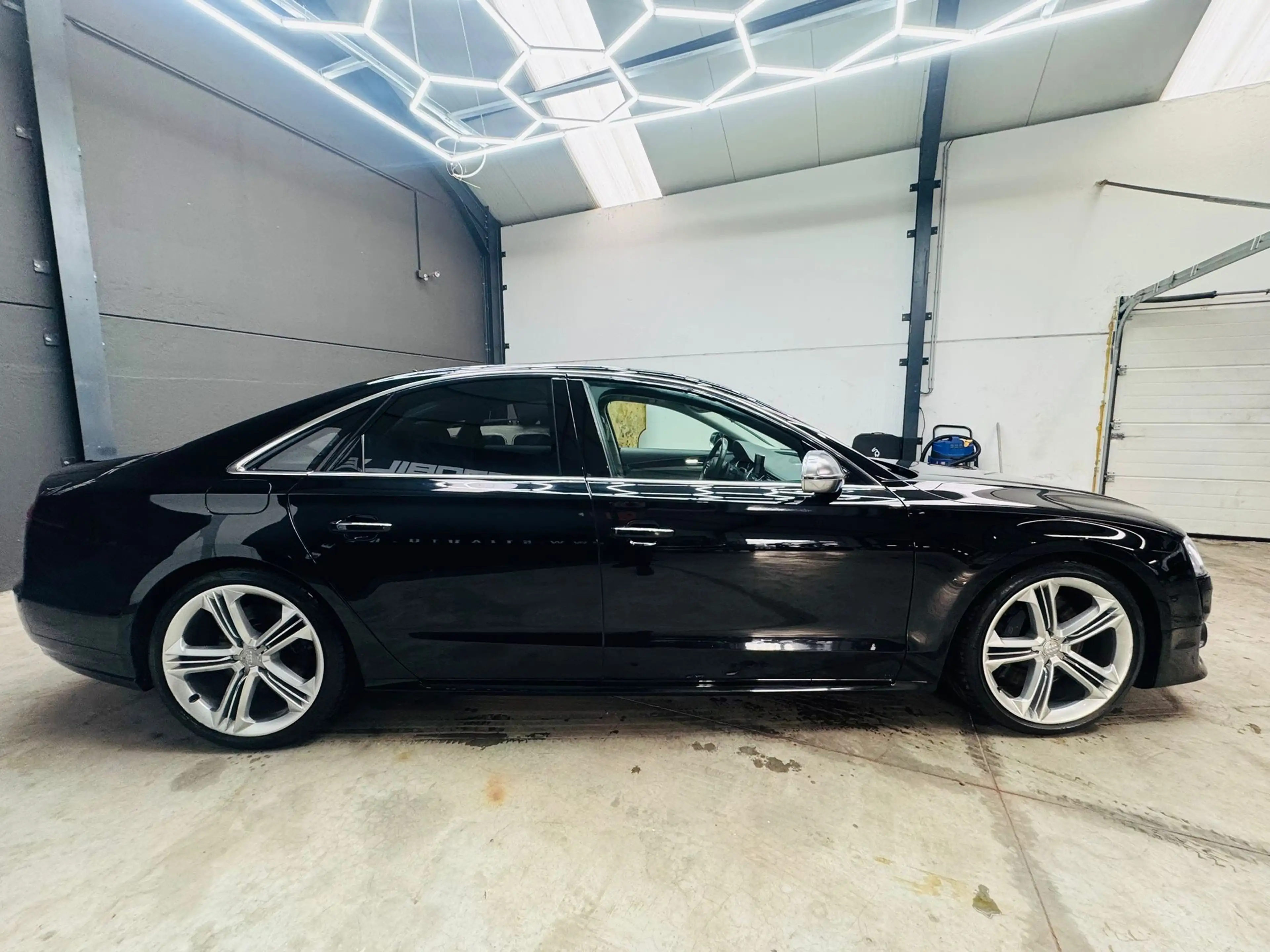 Audi S8 — photo 8