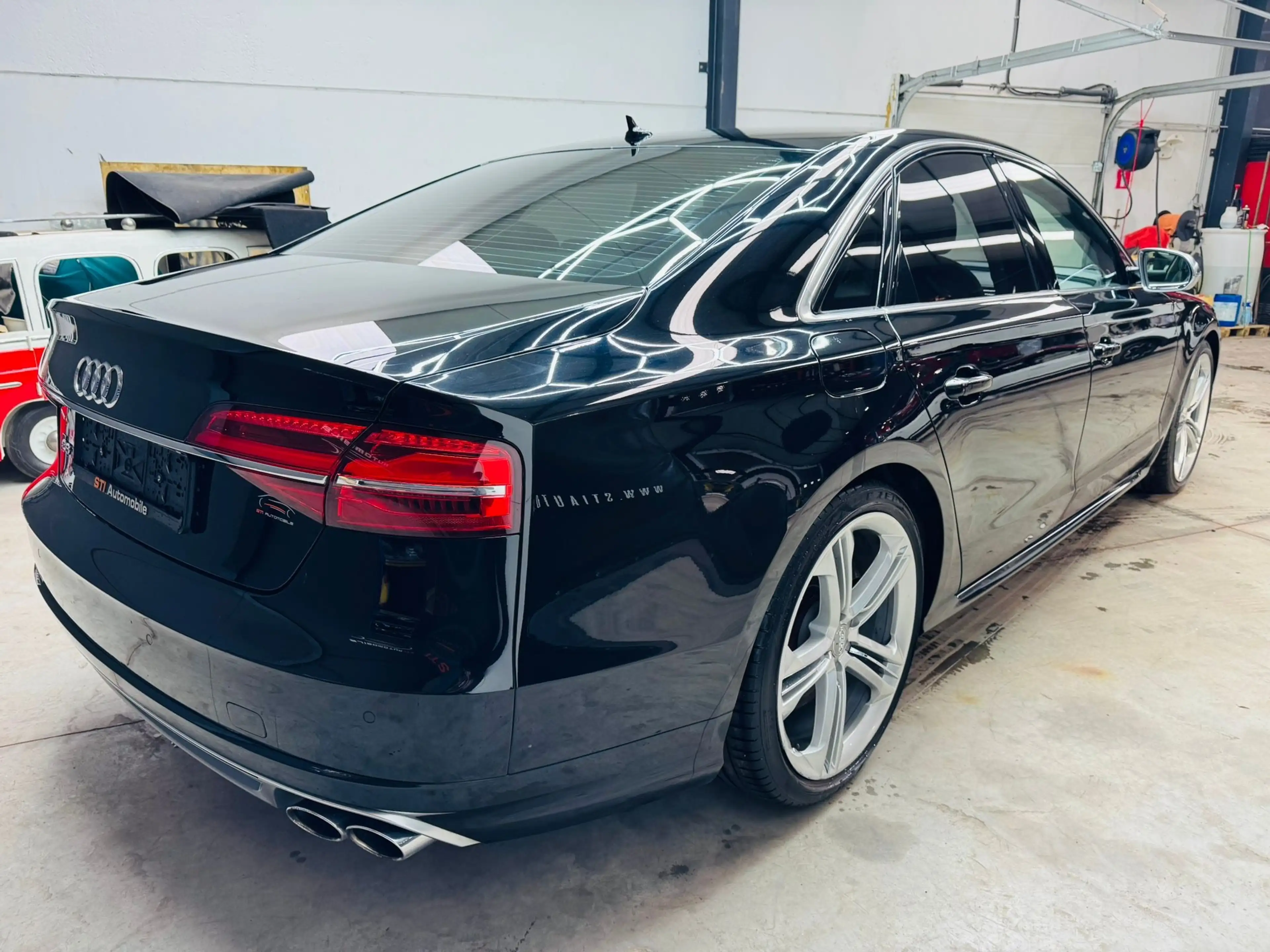 Audi S8 — photo 4