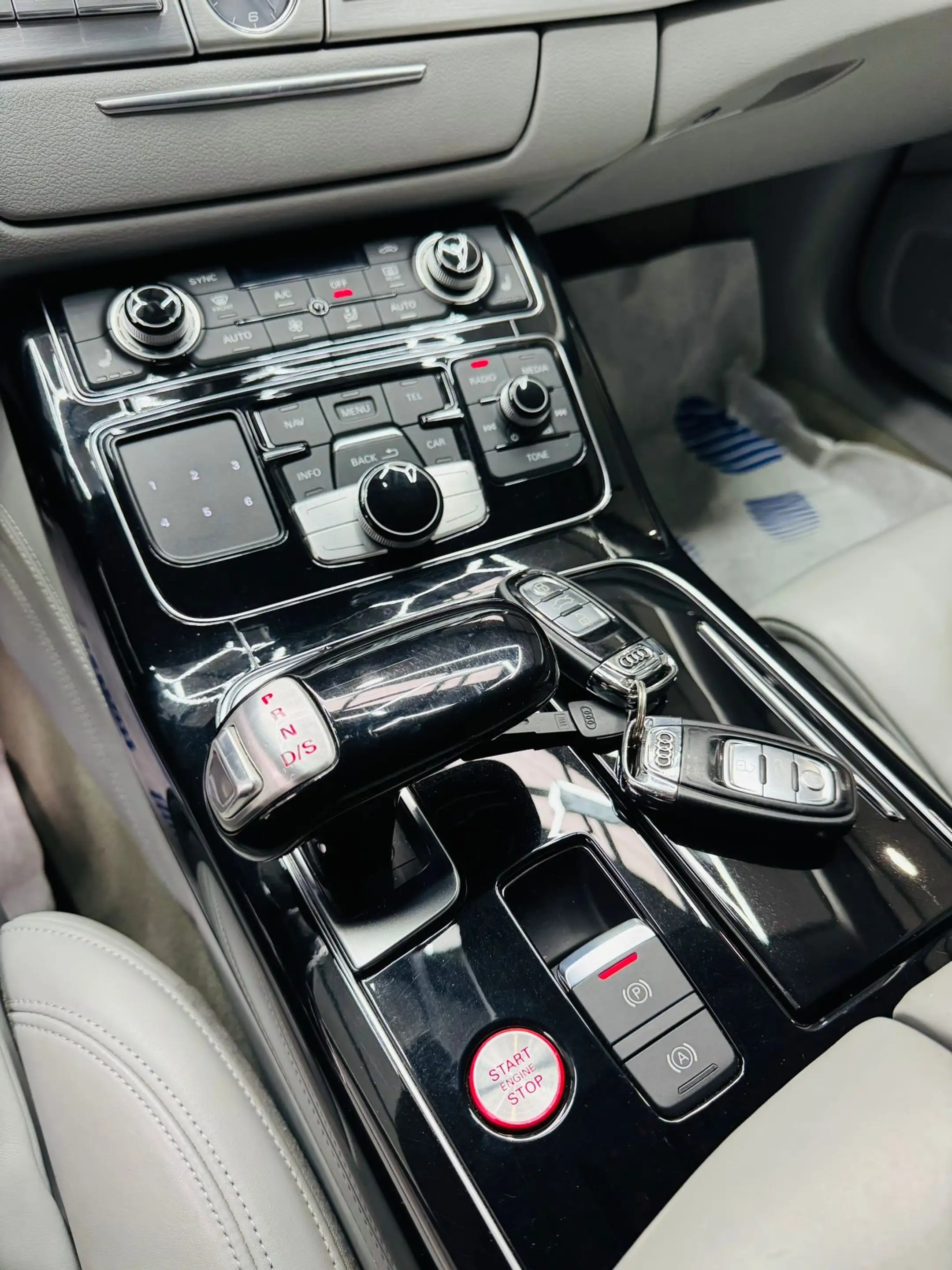 Audi S8 — photo 14