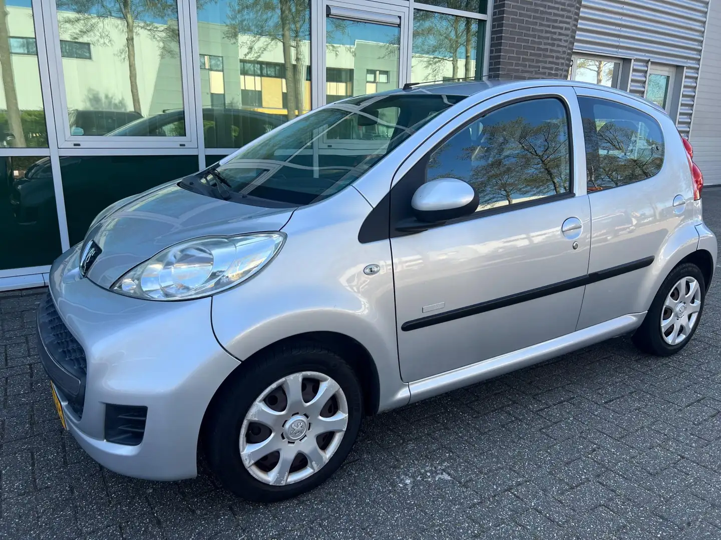 Peugeot 107 1.0-12V Millesim - AIRCO - NETJES - APK 03-2026 ! Gris - 2