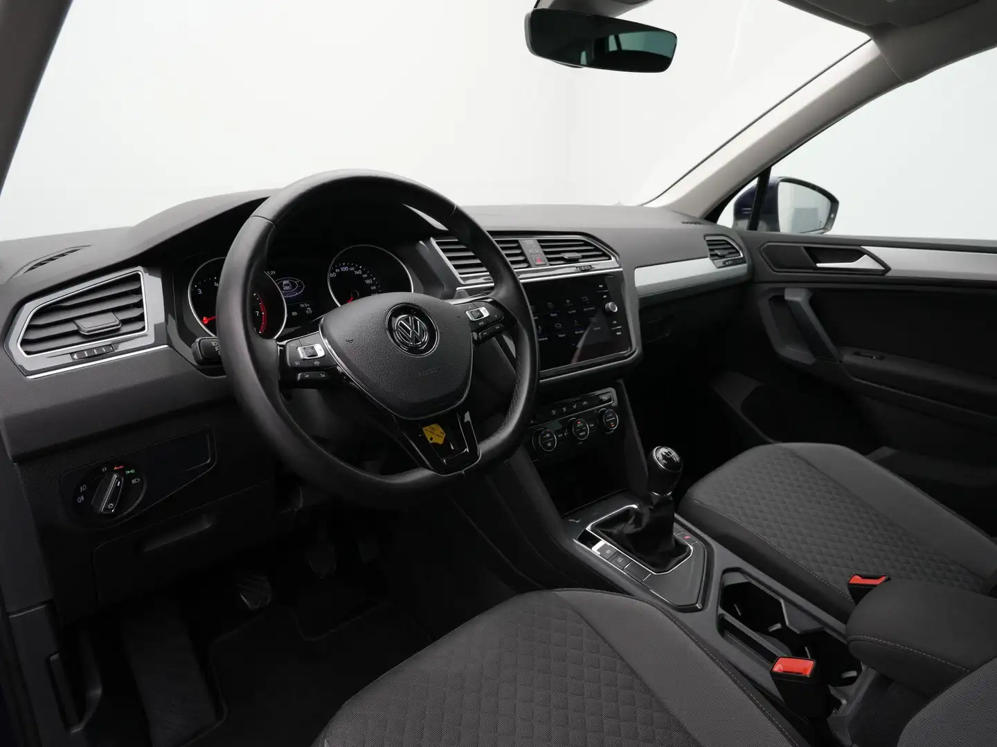 Volkswagen Tiguan 1.5 TSI 130 pk Comfortline | Trekhaak | Navigatie Blauw - 2