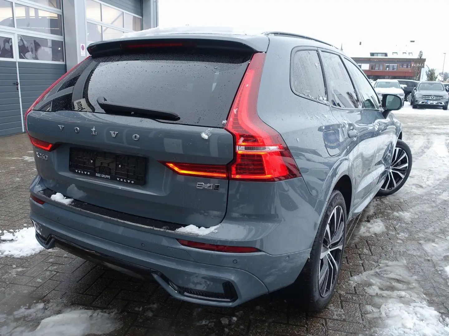 Volvo XC60 B4 AWD Plus Dark/Pano/H&K/AHK/BLIS/Memory Grau - 2
