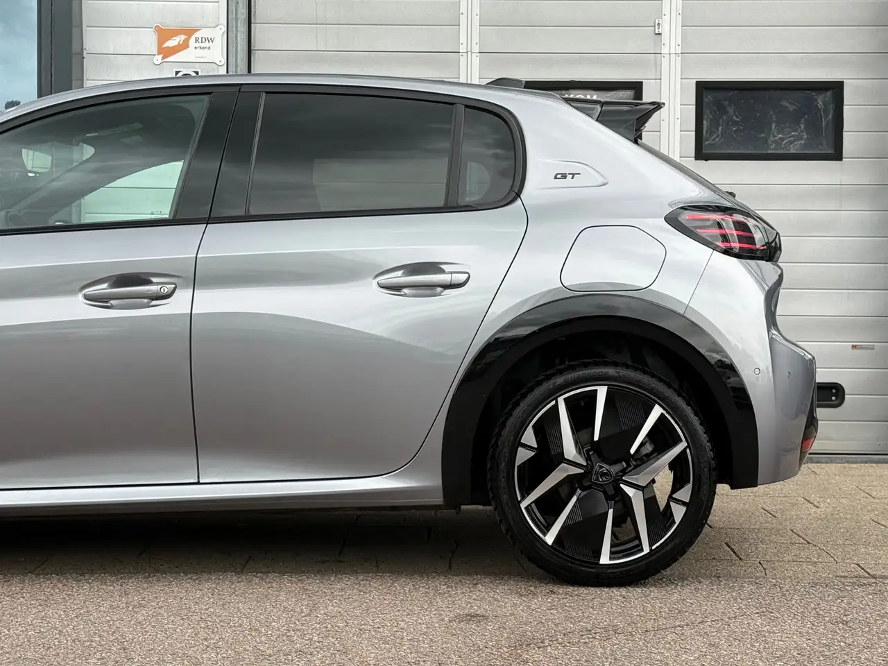 Peugeot 208 1.2 Hybrid GT 100 e-DCS PANO CARPLAY CAMERA, миниатюра 13