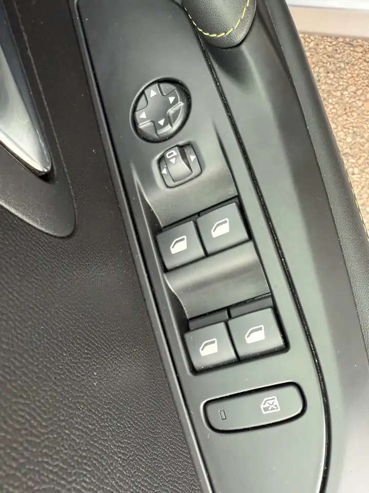 Peugeot 208 1.2 Hybrid GT 100 e-DCS PANO CARPLAY CAMERA, миниатюра 26