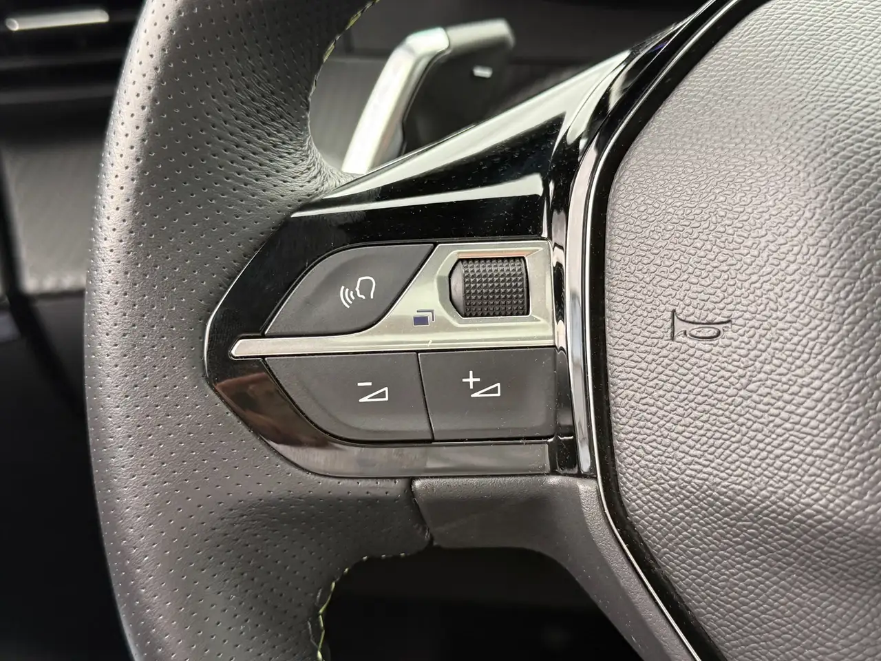 Peugeot 208 1.2 Hybrid GT 100 e-DCS PANO CARPLAY CAMERA, миниатюра 22