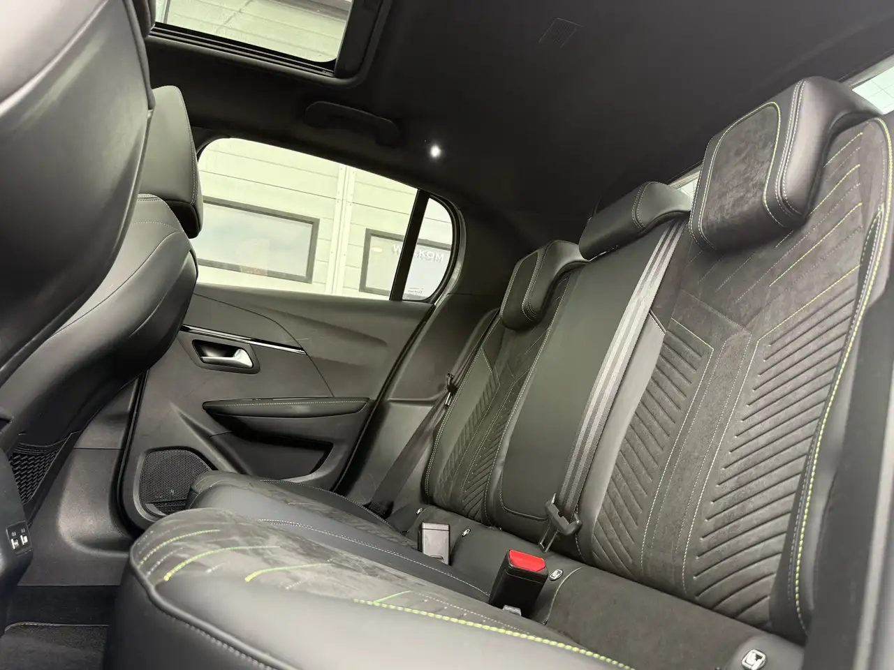 Peugeot 208 1.2 Hybrid GT 100 e-DCS PANO CARPLAY CAMERA, миниатюра 29