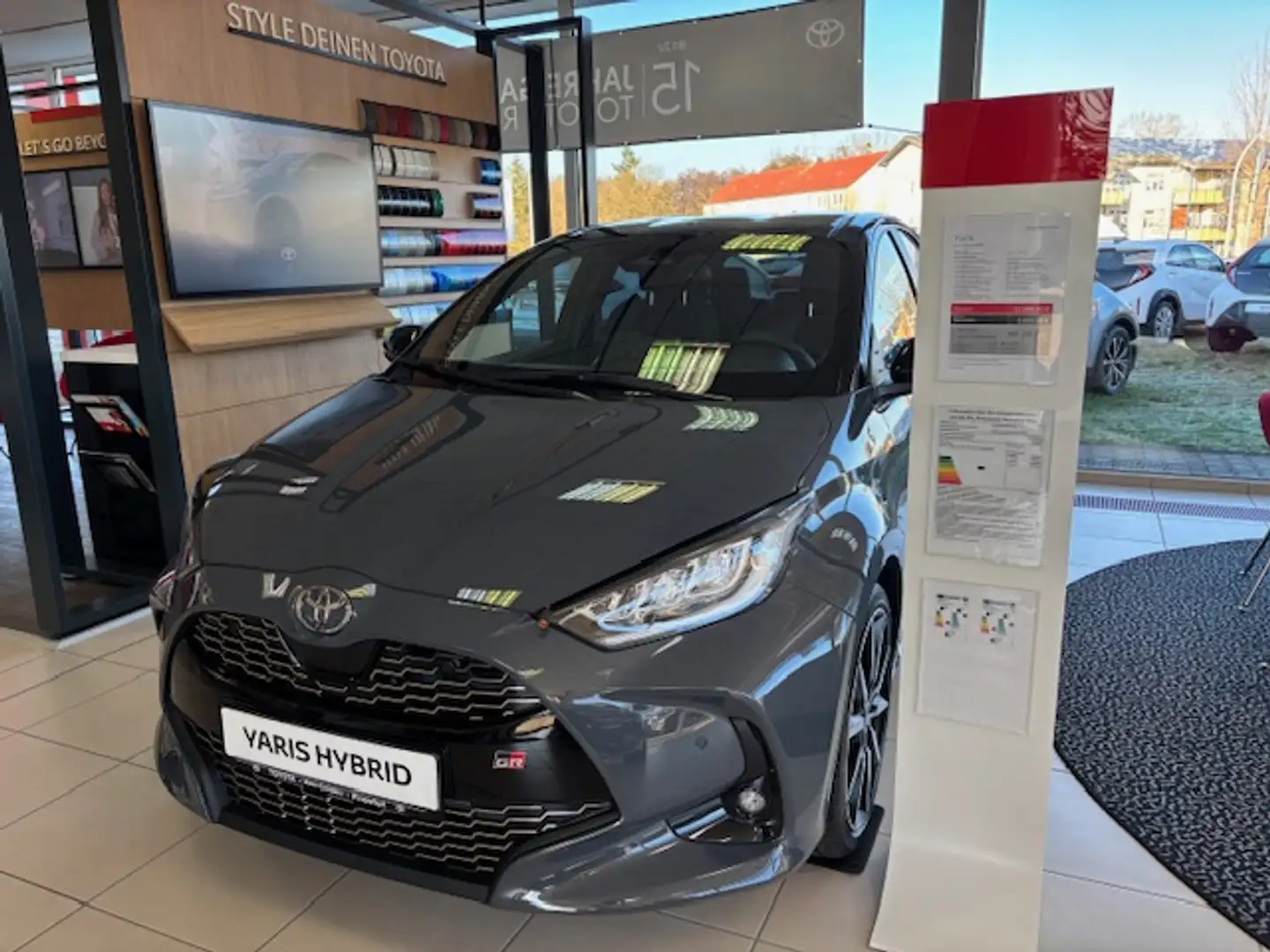 Toyota Yaris 1,5 Hybrid  GR Sport Ausstattung AKTIONSPREIS Grijs - 2
