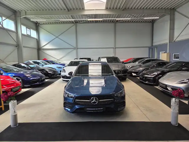 Mercedes-Benz 220 view 2