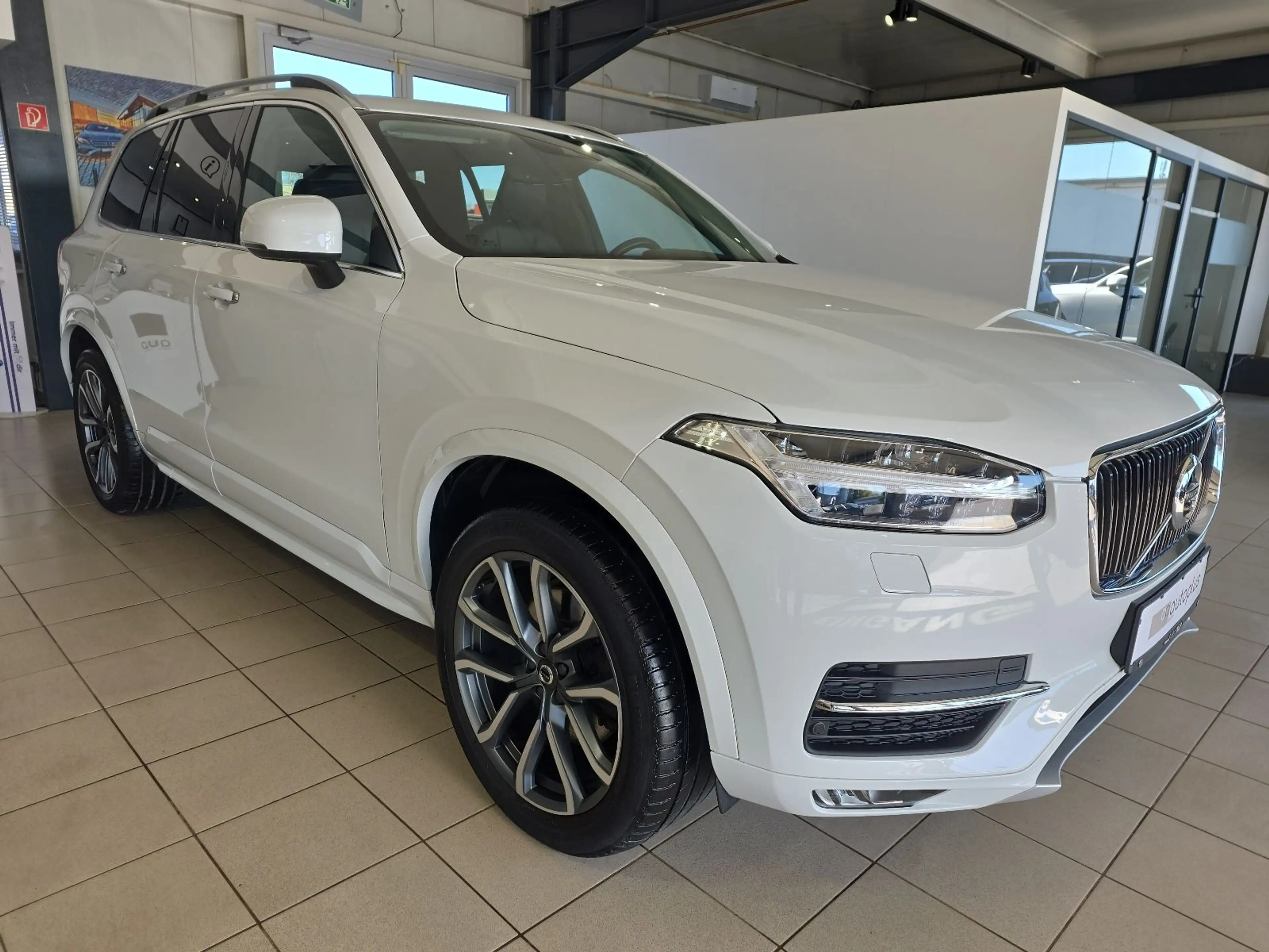 Volvo XC90 D5 Momentum AWD AHK Pano FourC 360° WinterP — photo 5