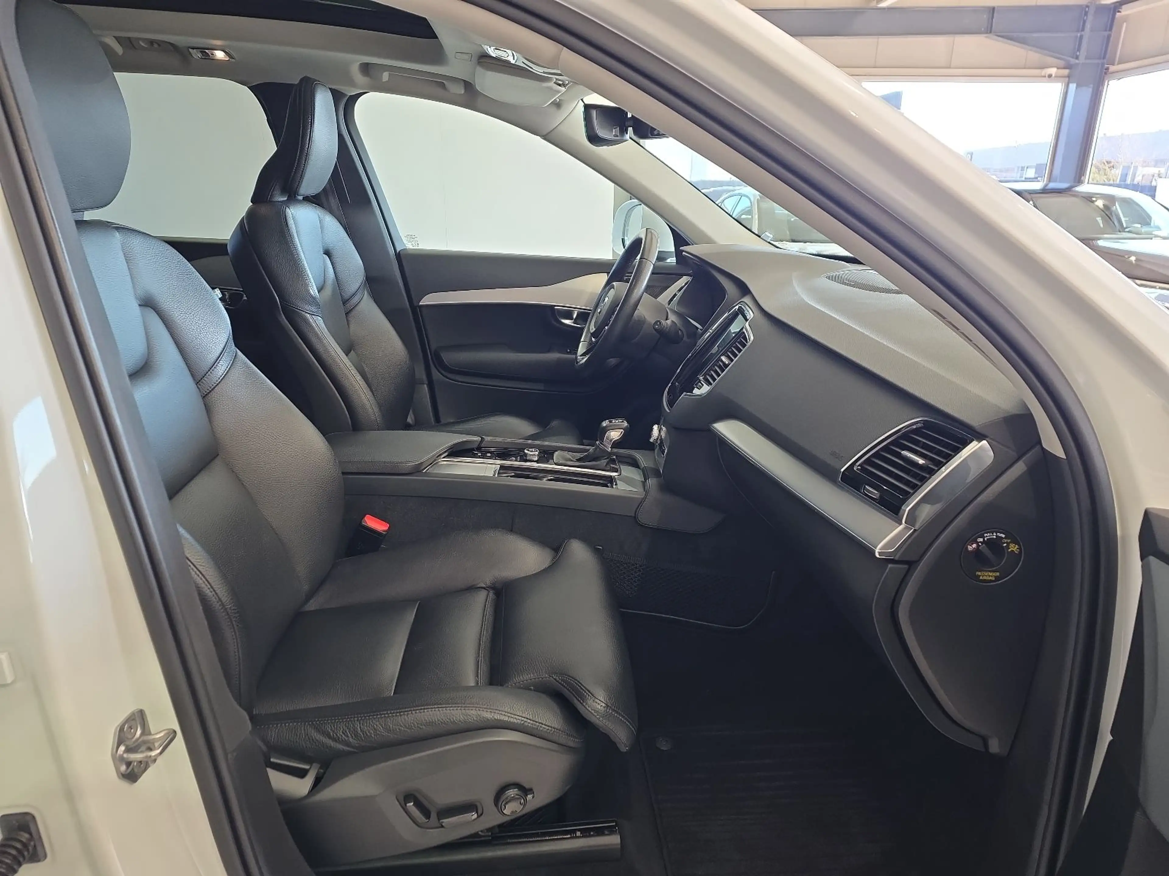 Volvo XC90 D5 Momentum AWD AHK Pano FourC 360° WinterP — photo 11