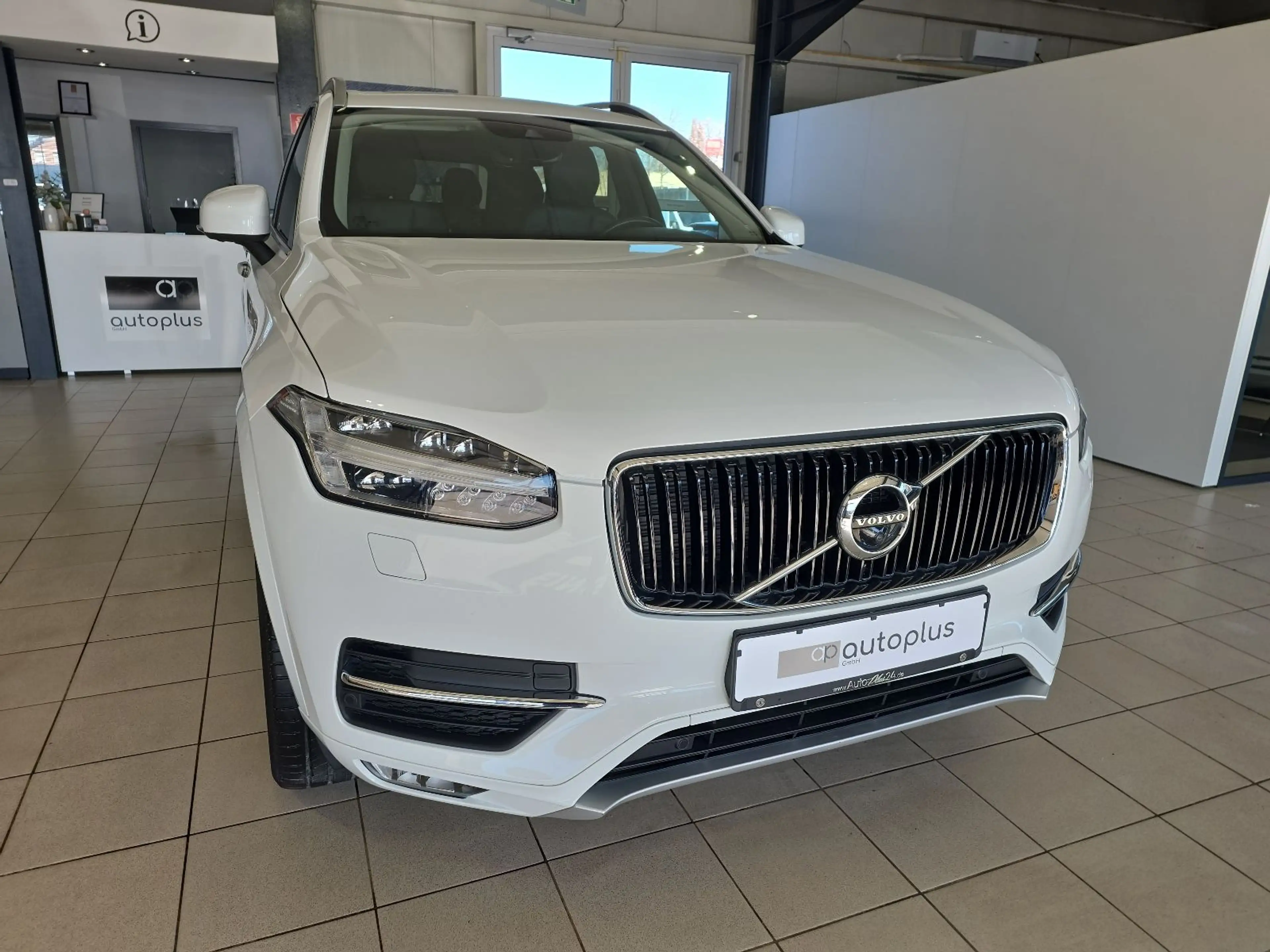 Volvo XC90 D5 Momentum AWD AHK Pano FourC 360° WinterP — photo 4