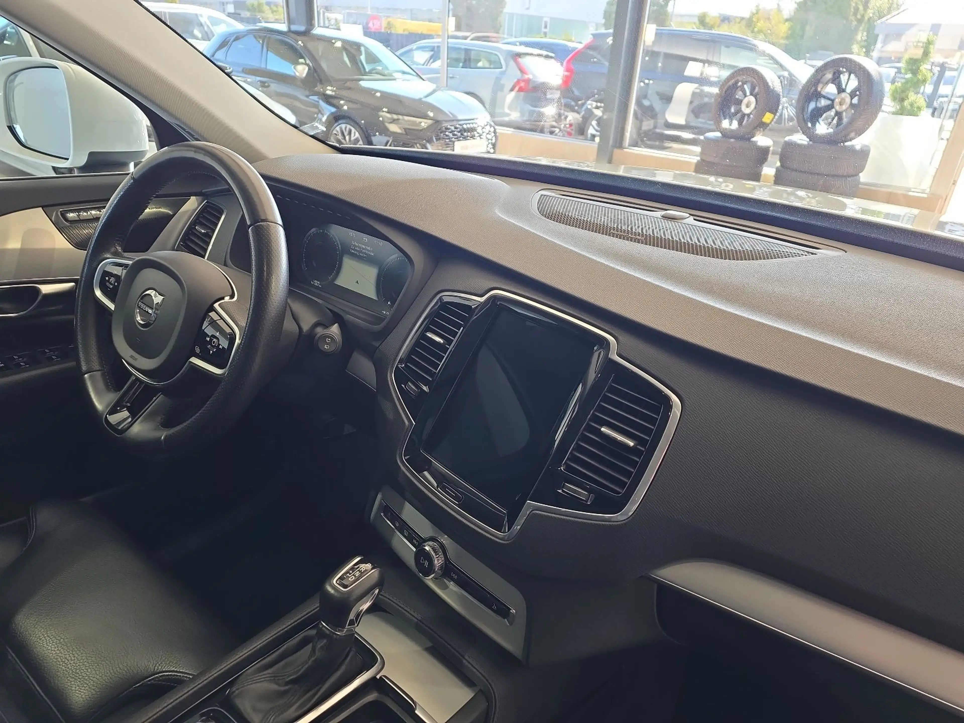 Volvo XC90 D5 Momentum AWD AHK Pano FourC 360° WinterP — photo 12
