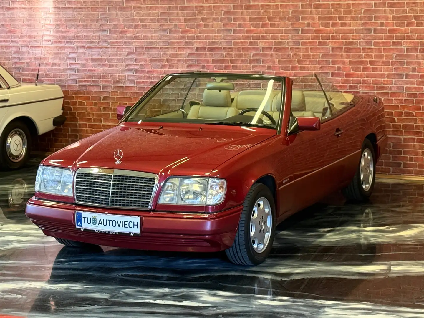 Mercedes-Benz E 220 E 220 Cabrio Aut.*2Besitz*Almandinrot Metallic* Rot - 1
