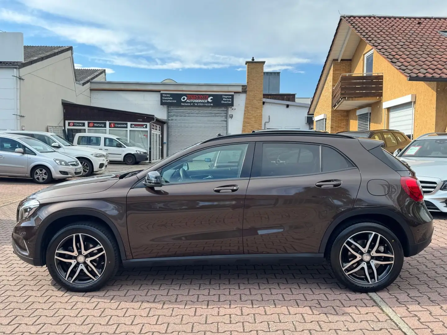 Mercedes-Benz GLA 200 d 4 Matic AHK+PANO+CAM+MEMORY+DISTRONIC+ Brun - 2