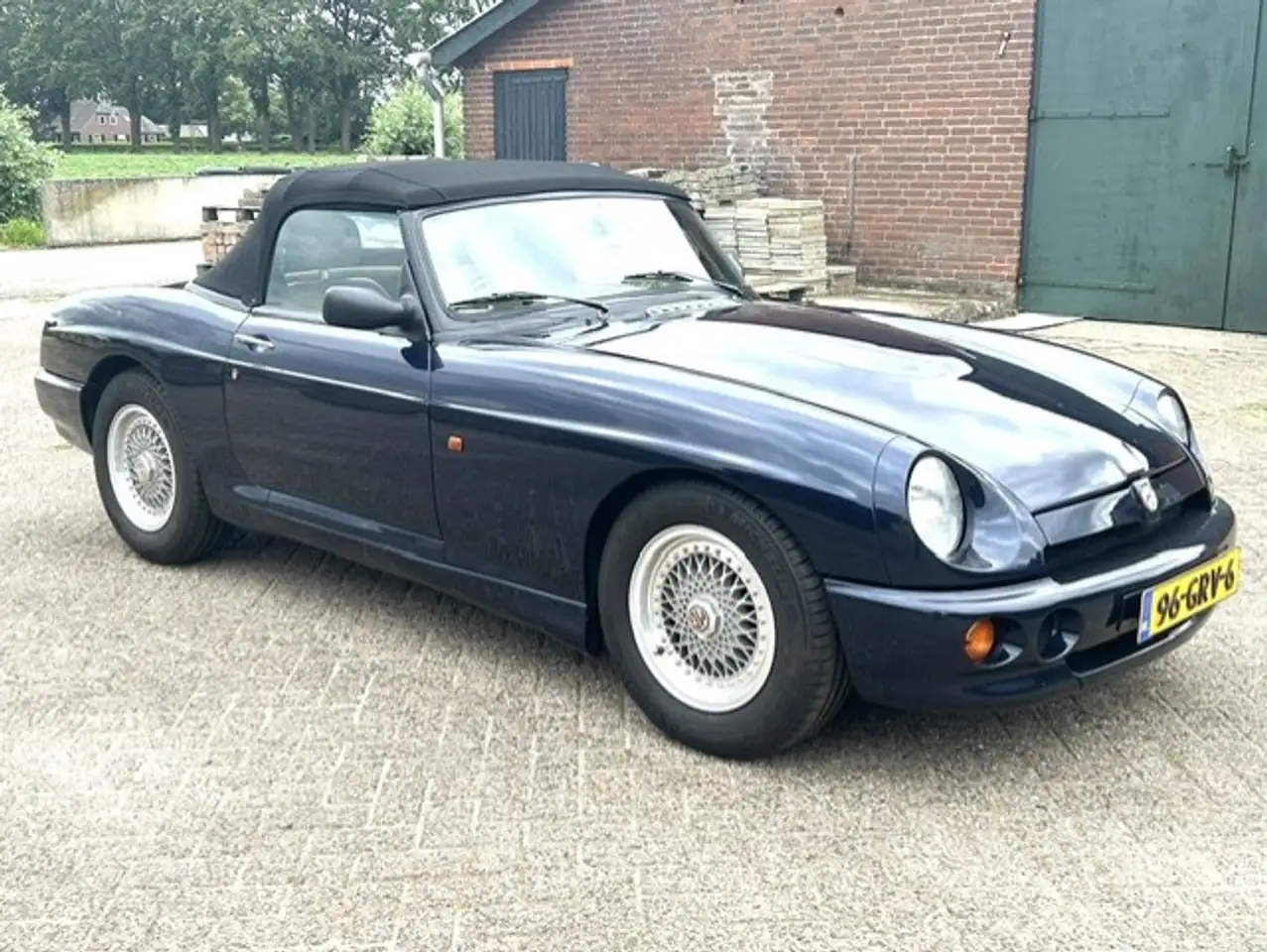 MG RV8 4.0 V8, foto 4