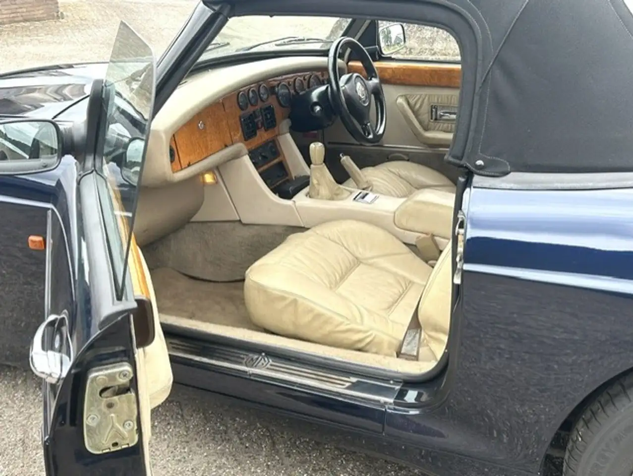 MG RV8 4.0 V8, foto 8