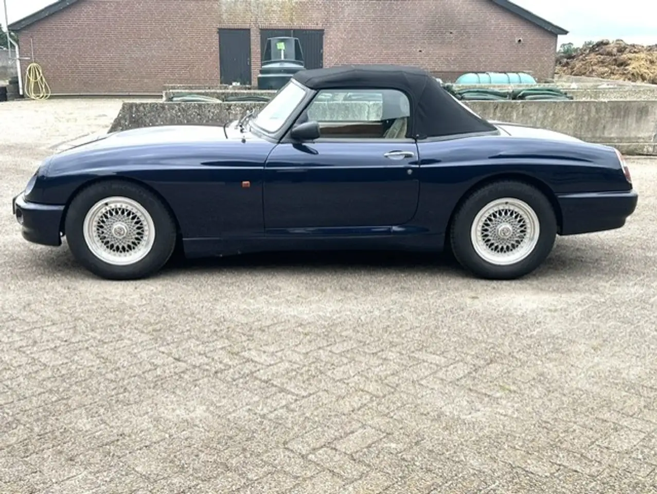 MG RV8 4.0 V8, foto 2