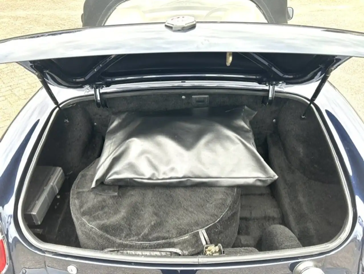 MG RV8 4.0 V8, foto 11