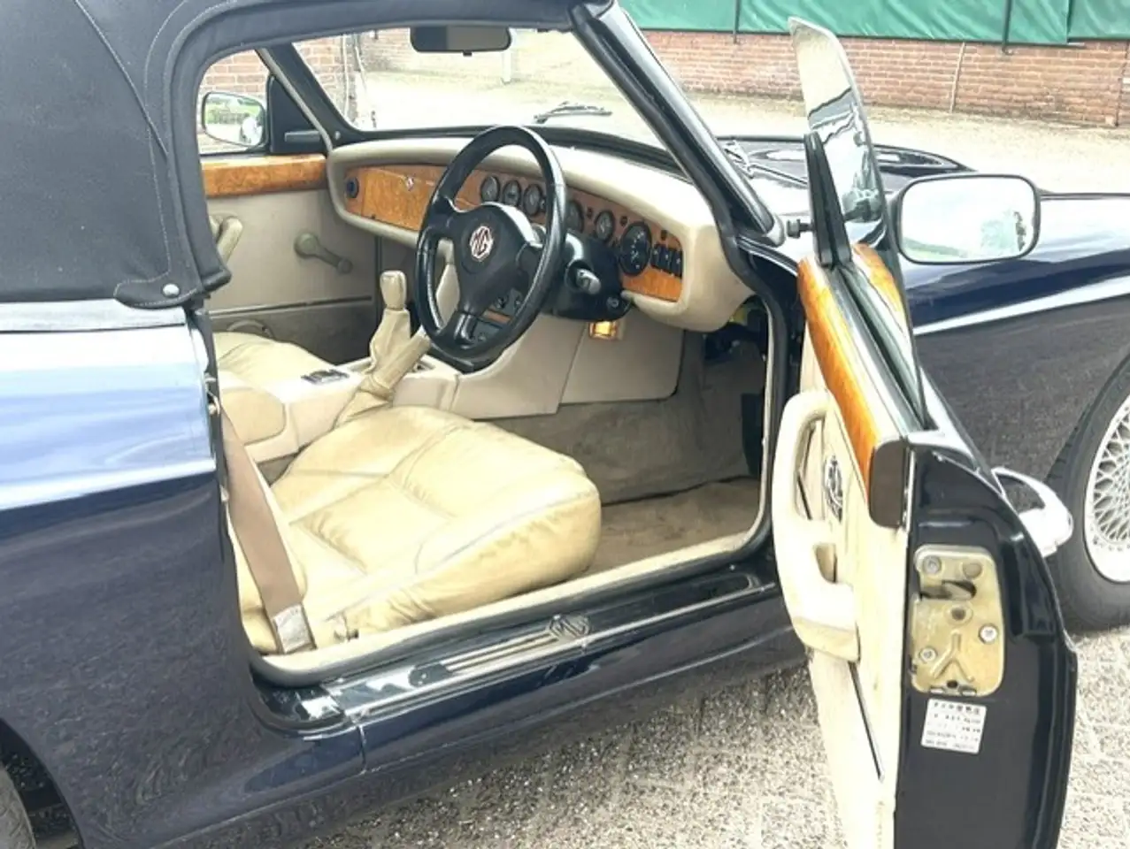 MG RV8 4.0 V8, foto 6
