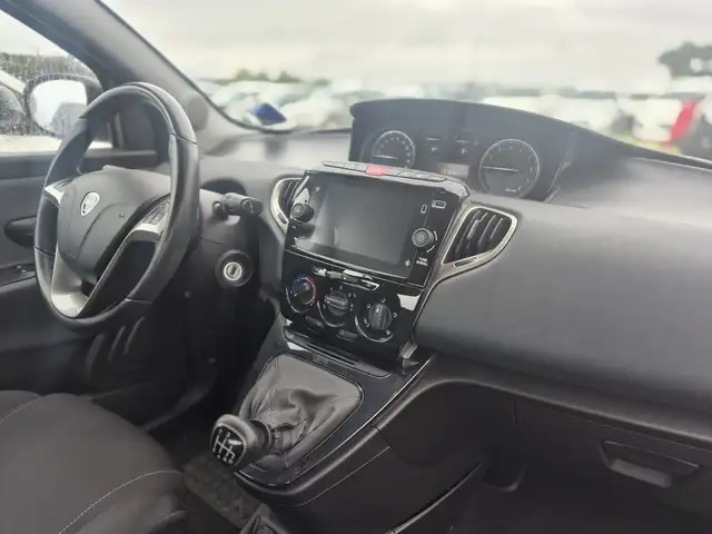 Lancia Ypsilon view 7