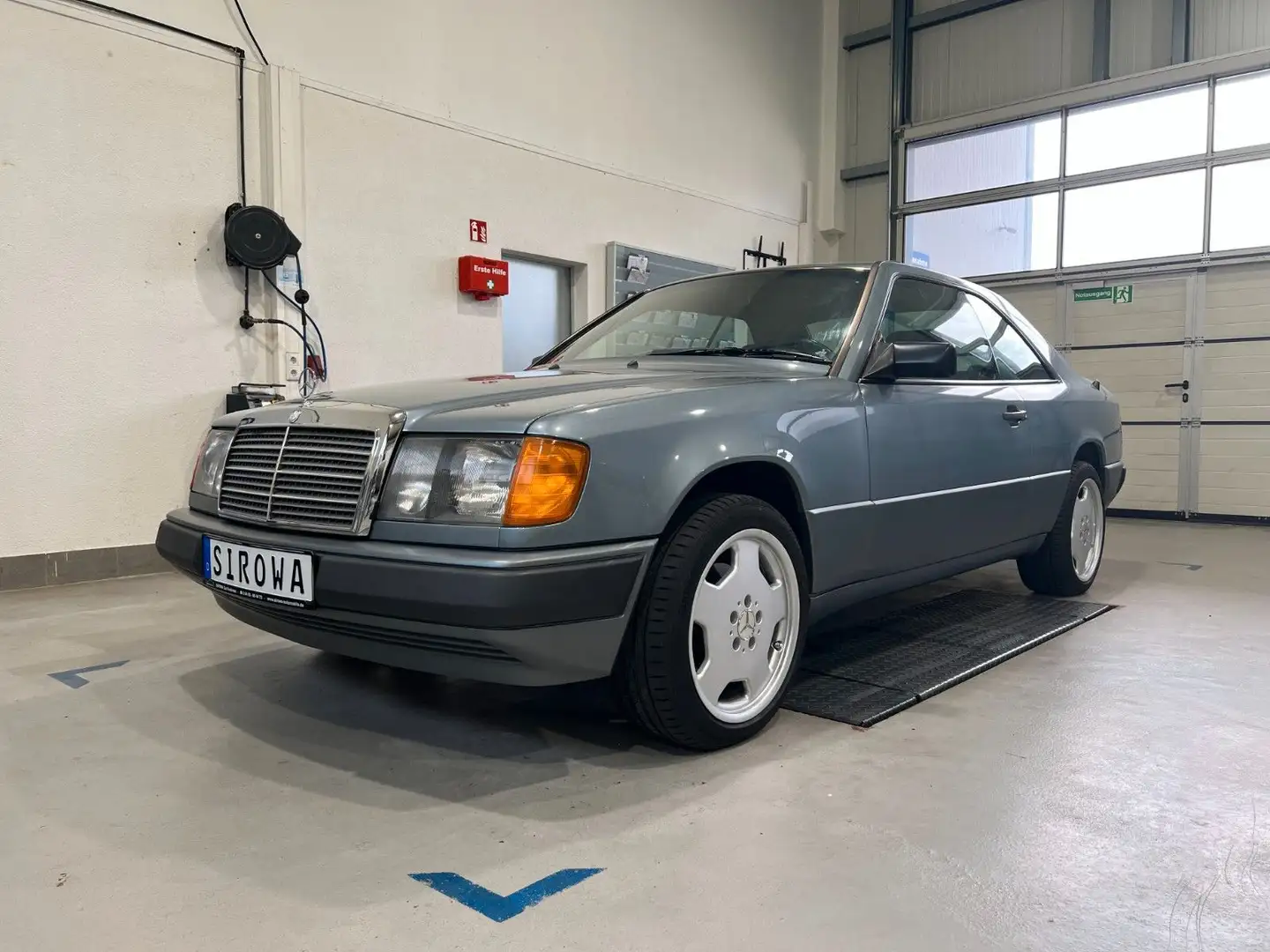 Mercedes-Benz 300 CE Grau - 1