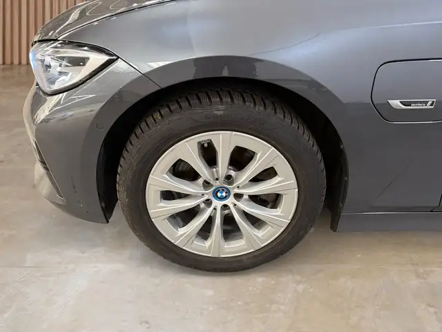 BMW 3 Series view 12