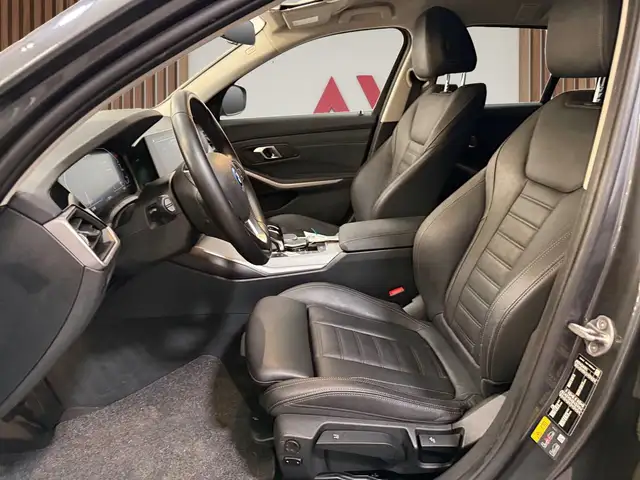 BMW 3 Series view 13