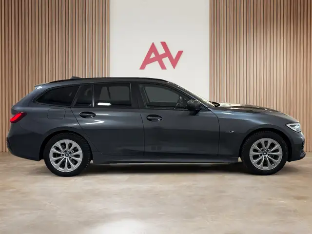 BMW 3 Series view 5