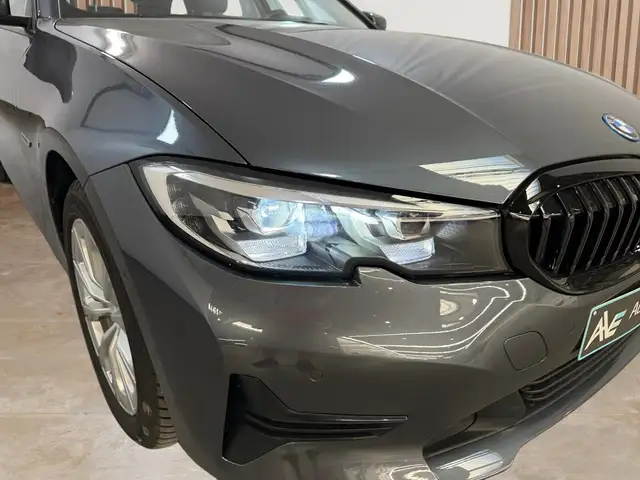 BMW 3 Series view 4