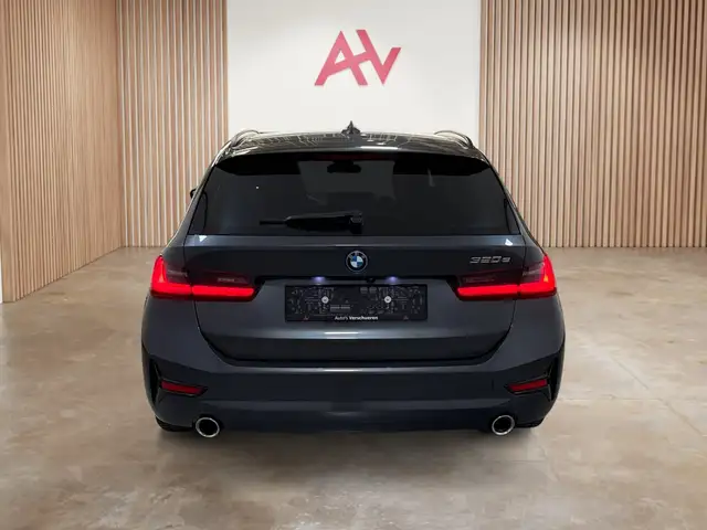 BMW 3 Series view 8