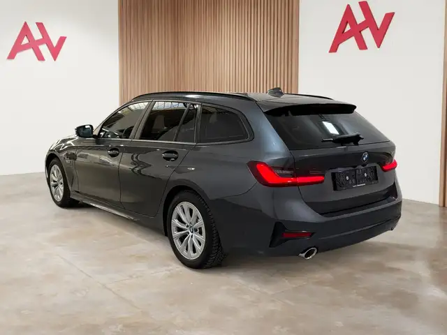 BMW 3 Series view 10