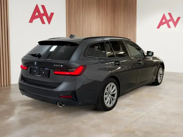 BMW 3 Series view 6