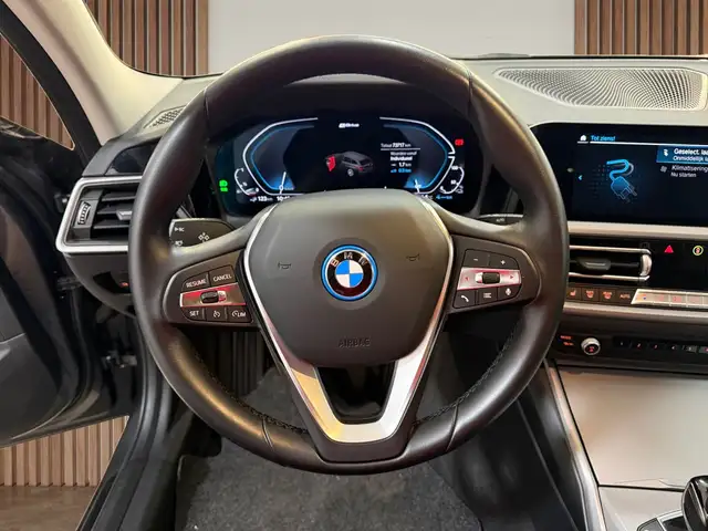 BMW 3 Series view 15